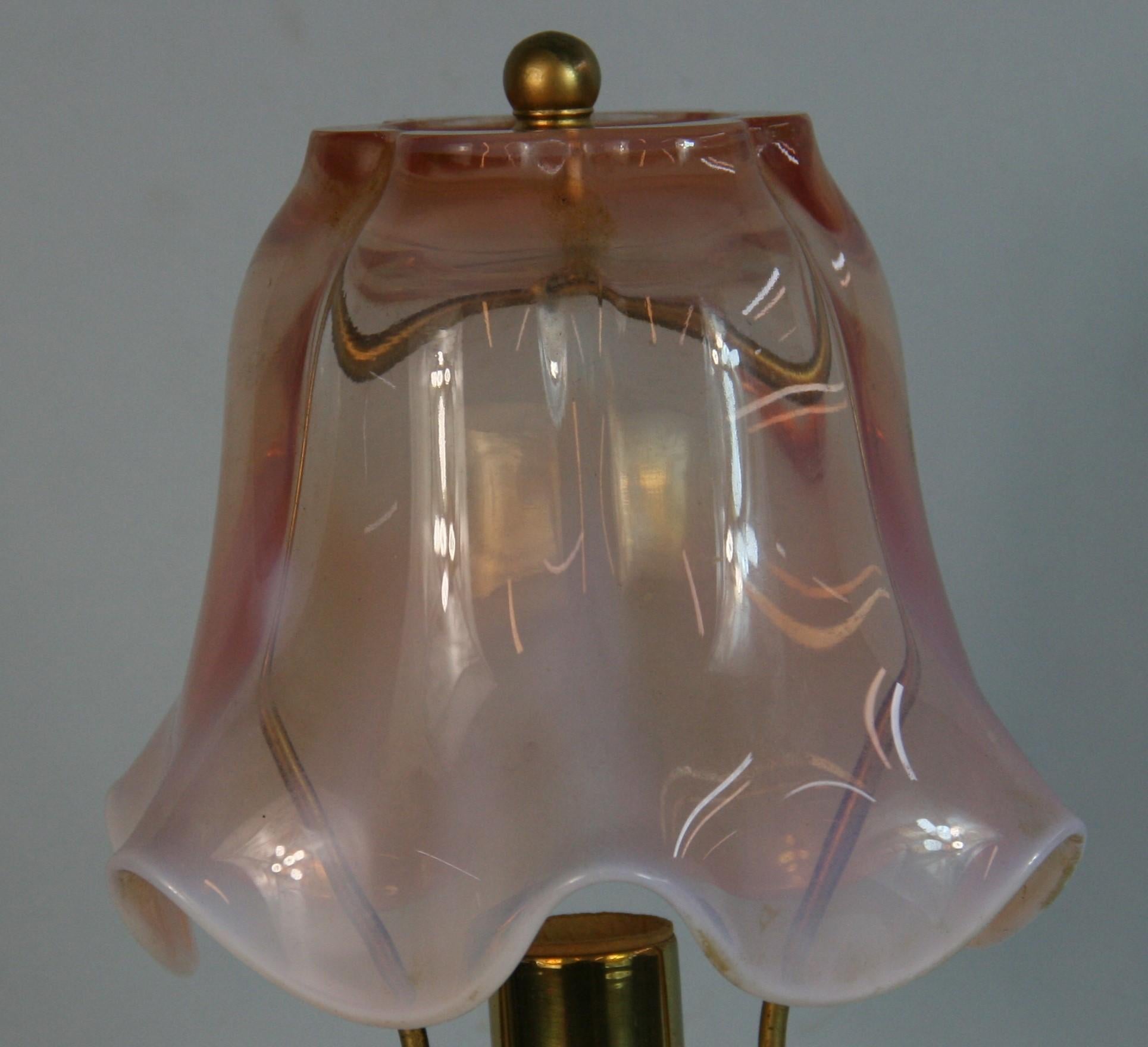 Paire de lampes de bureau anciennes en verre de Murano rose et verre transparent des années 1940 en vente 3