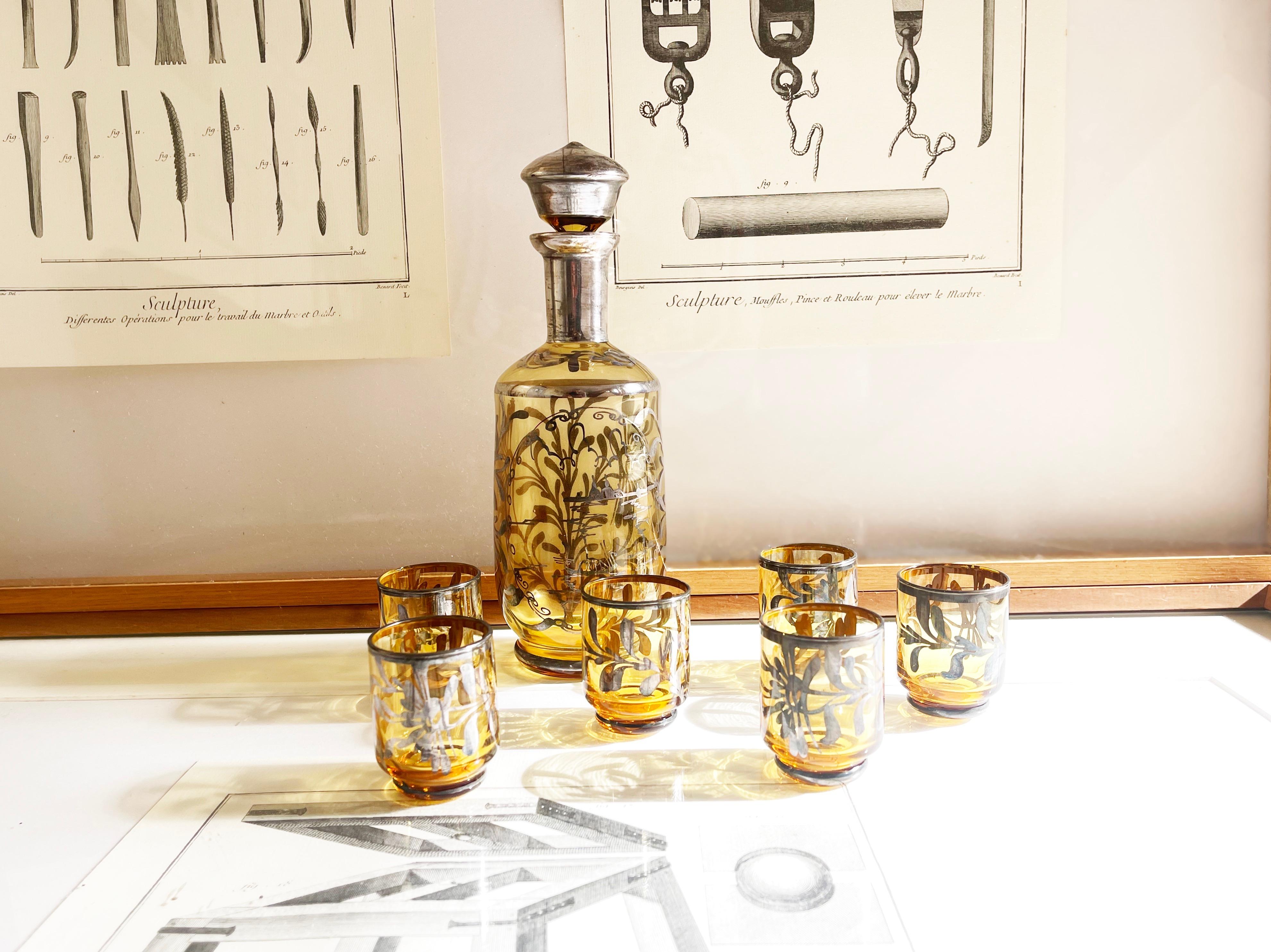 Antike Schnapsflasche aus venezianischem Murano-Glas mit Stopfen und 6 Gläsern aus wunderschön gearbeitetem Braunglas.
Handbemaltes Silber-Overlay mit Blumen und Ranken, besonders elegant mit Venedig im Hintergrund, einer traditionellen