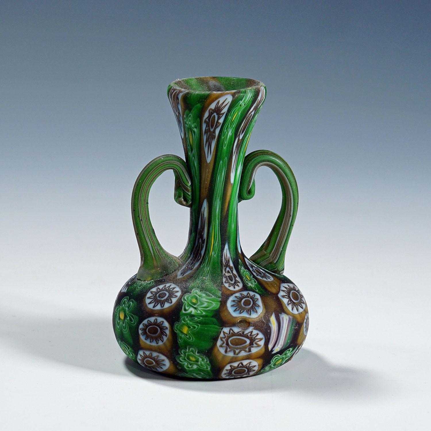 Jarrón antiguo de Murano con asas, Fratelli Toso Murano ca. 1920s
Artículo e7097
Antiguo jarrón de cristal murano fabricado por Vetreria Fratelli Toso, Murano, hacia 1920. Hecho de murrinas policromadas (marrón, verde y blanco) que se fundieron