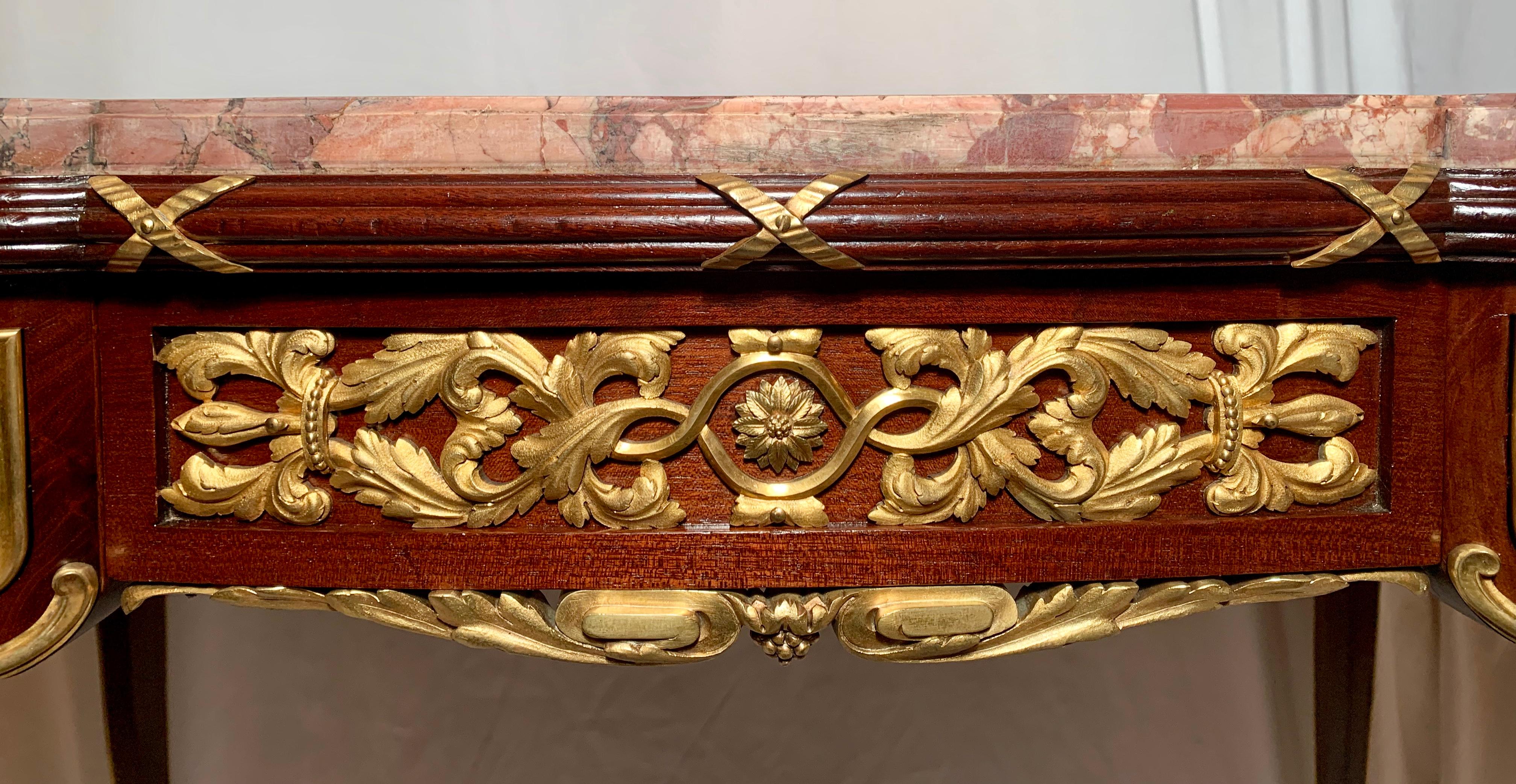 Antiker französischer Mahagoni-Tisch in Museumsqualität mit Goldbronze-Beschlägen im Zustand „Gut“ im Angebot in New Orleans, LA