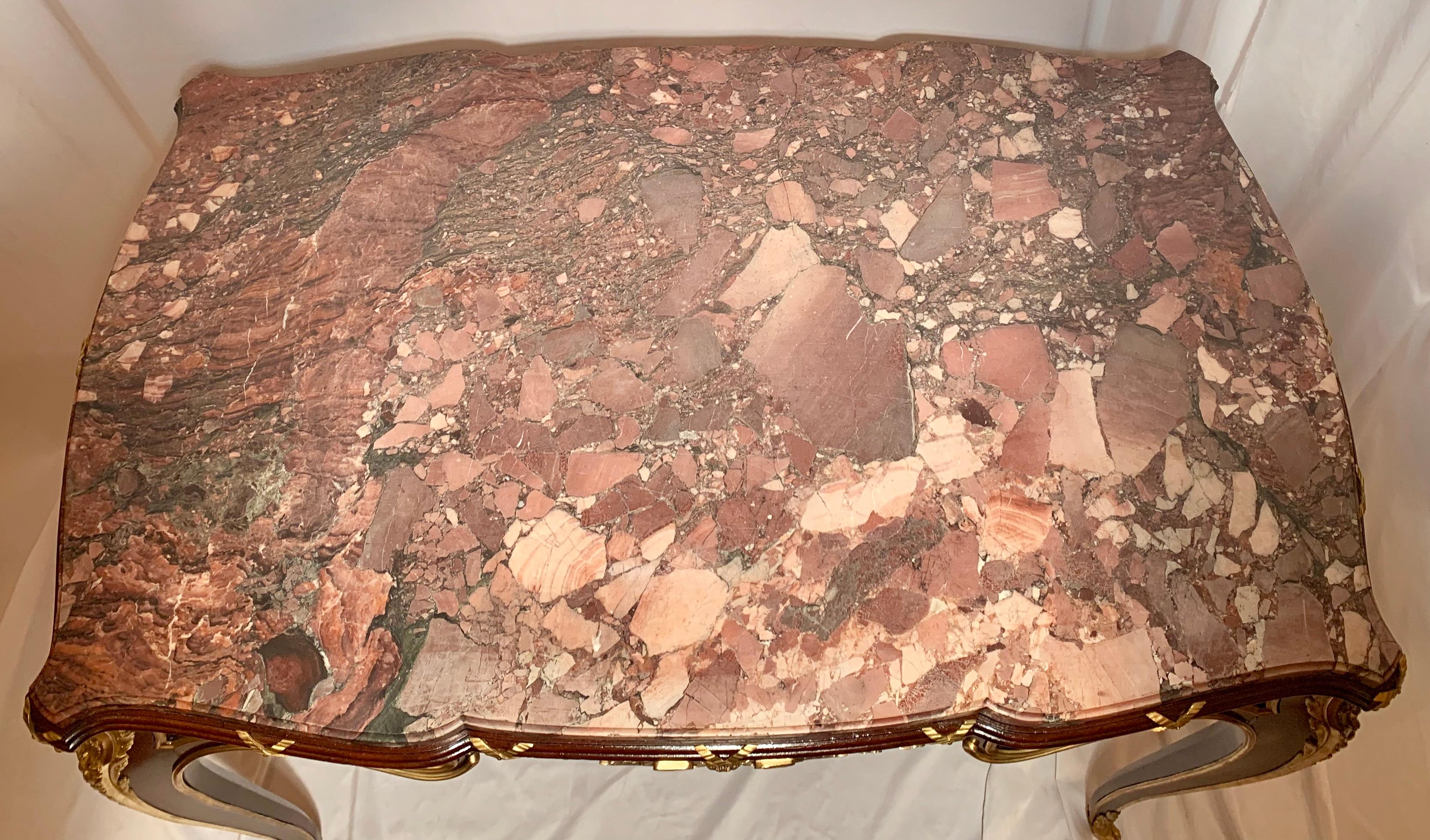 Antiker französischer Mahagoni-Tisch in Museumsqualität mit Goldbronze-Beschlägen (Französisch) im Angebot