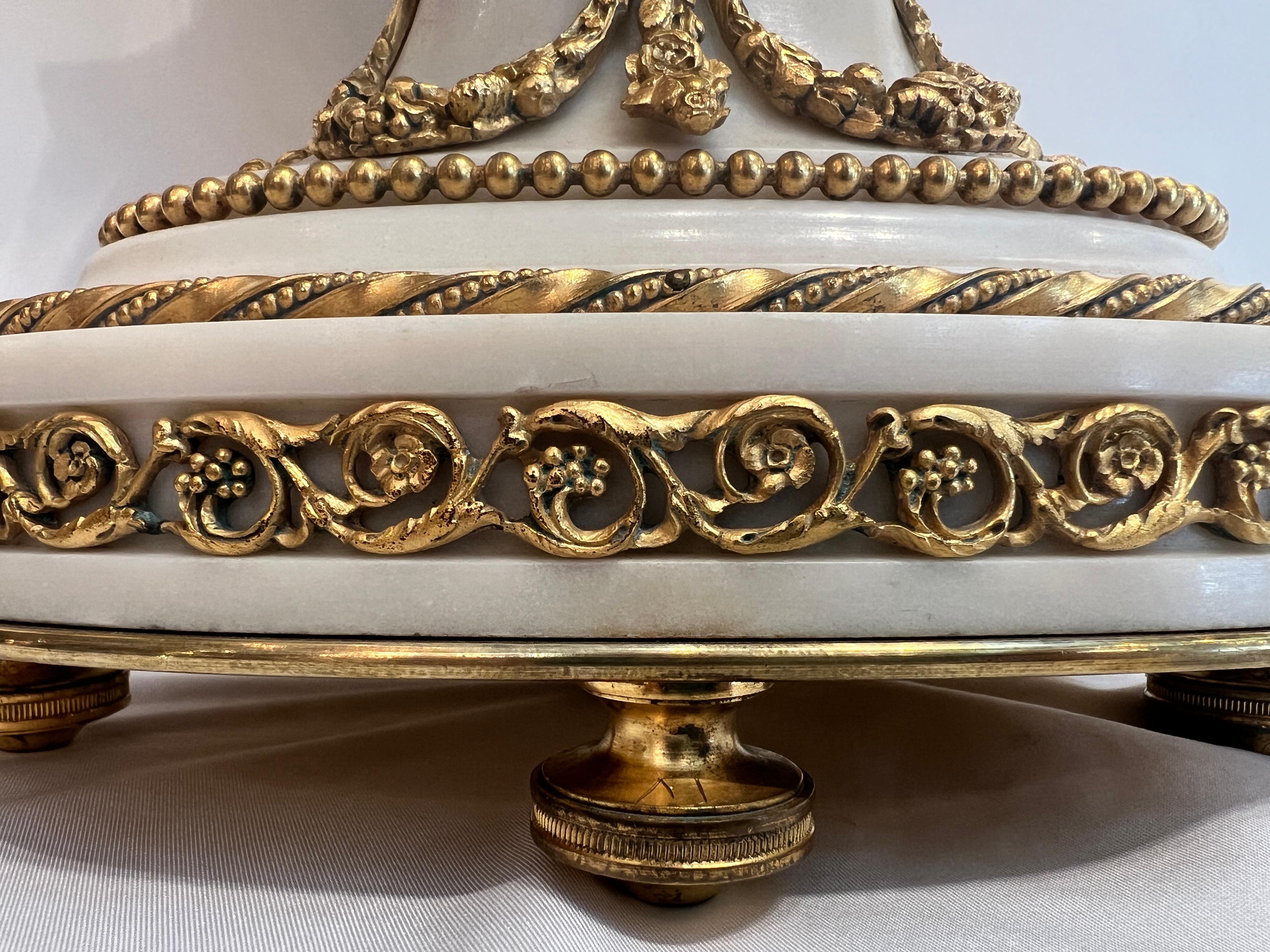 Pendule ancienne en marbre et bronze doré de qualité musée vers 1890 en vente 2