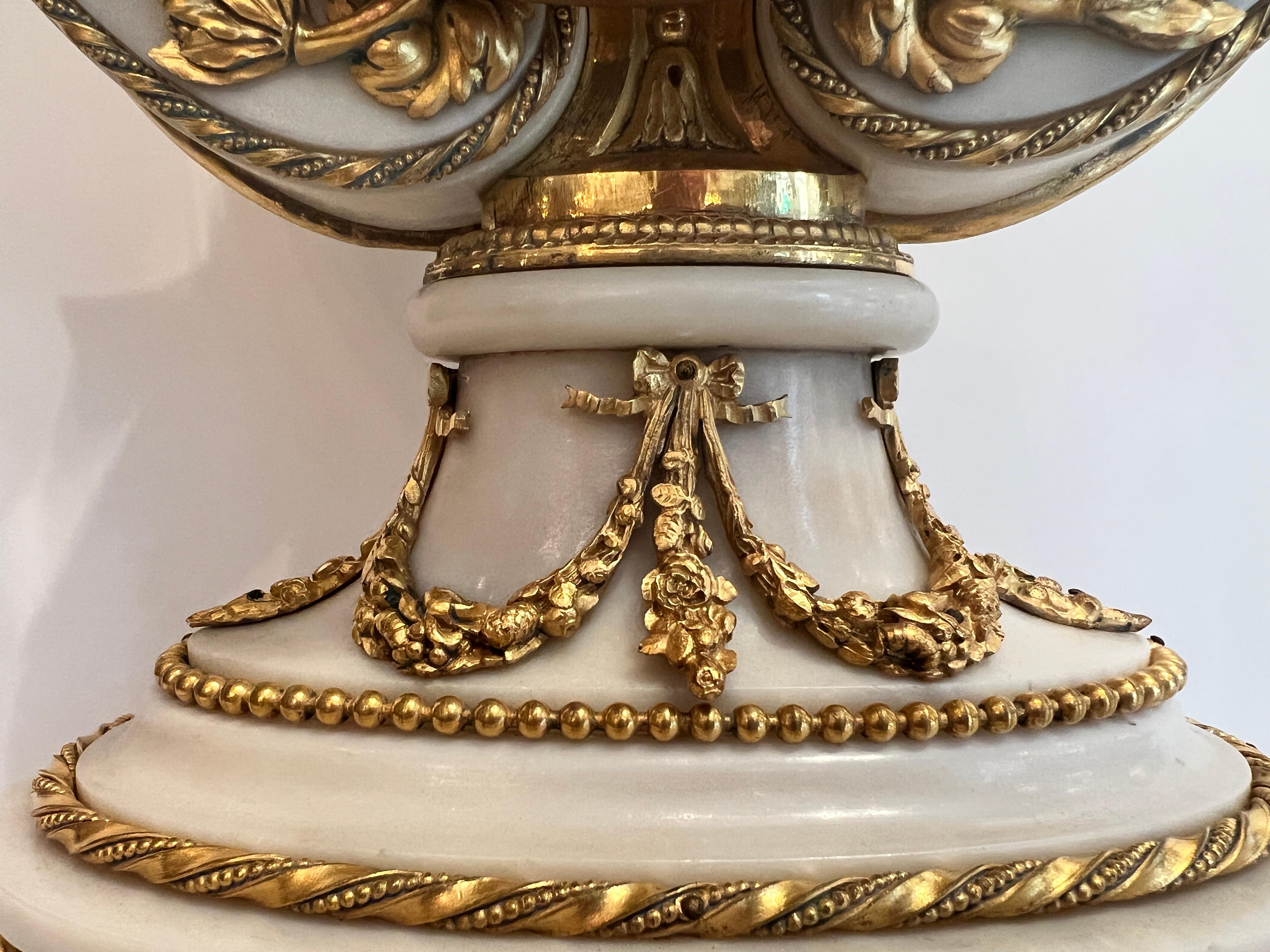 Pendule ancienne en marbre et bronze doré de qualité musée vers 1890 en vente 3