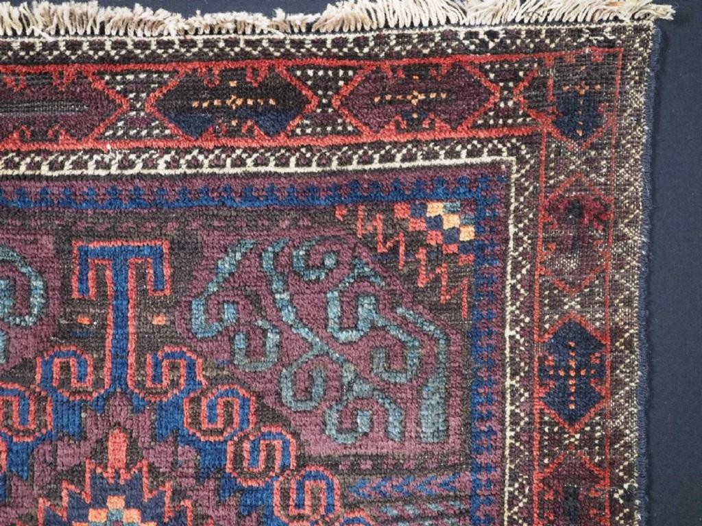 Antike Belutsch-Satteltasche mit 'Mushwani'-Motiv
CIRCA 1900

Der Sattel Tasche Gesicht ist der bekannten 