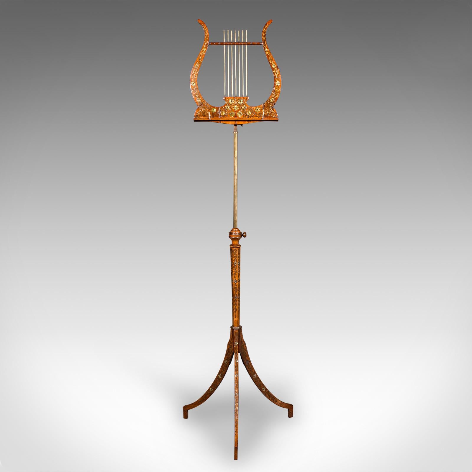 Il s'agit d'un exceptionnel pupitre de récital de musique ancien. Support articulé anglais en noyer et en buis datant de la période Regency, vers 1820. Magnifiquement aménagé et riche en charme décoratif, il est idéal pour les musiciens exigeants ou