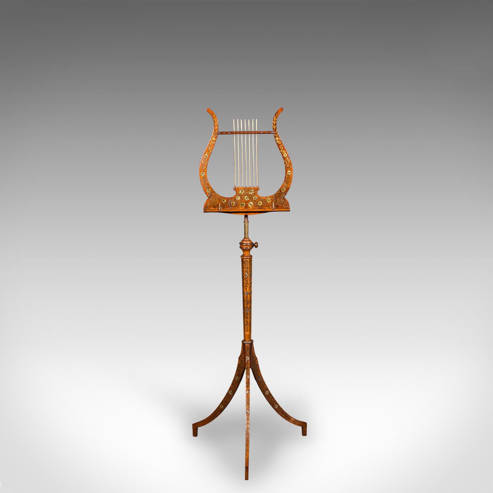 Britannique Stand de récital de musique ancien, anglais, noyer, réglable, Regency, Circa 1820 en vente