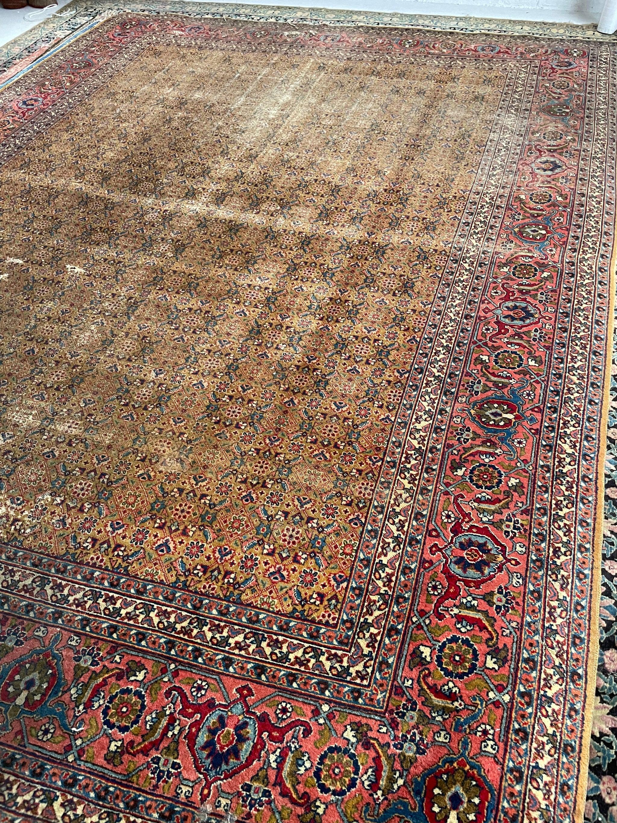 Tabriz antiguo de diseño mostaza azafrán y salmón en diseño Herati, c.1930 en venta 9