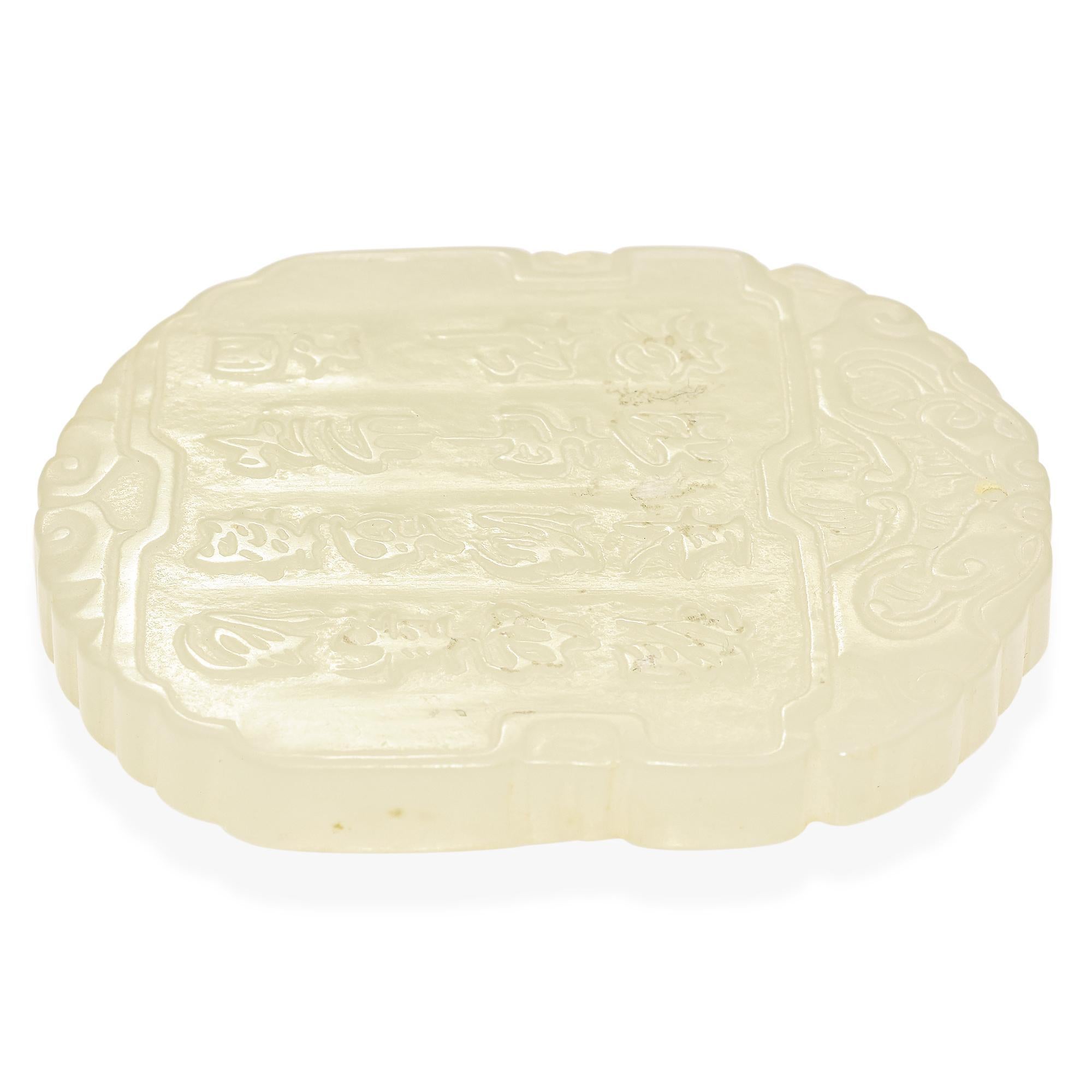Pendentif réversible ancien Mutton en jade gras sculpté, officiel et attrayant Bon état - En vente à New York, NY