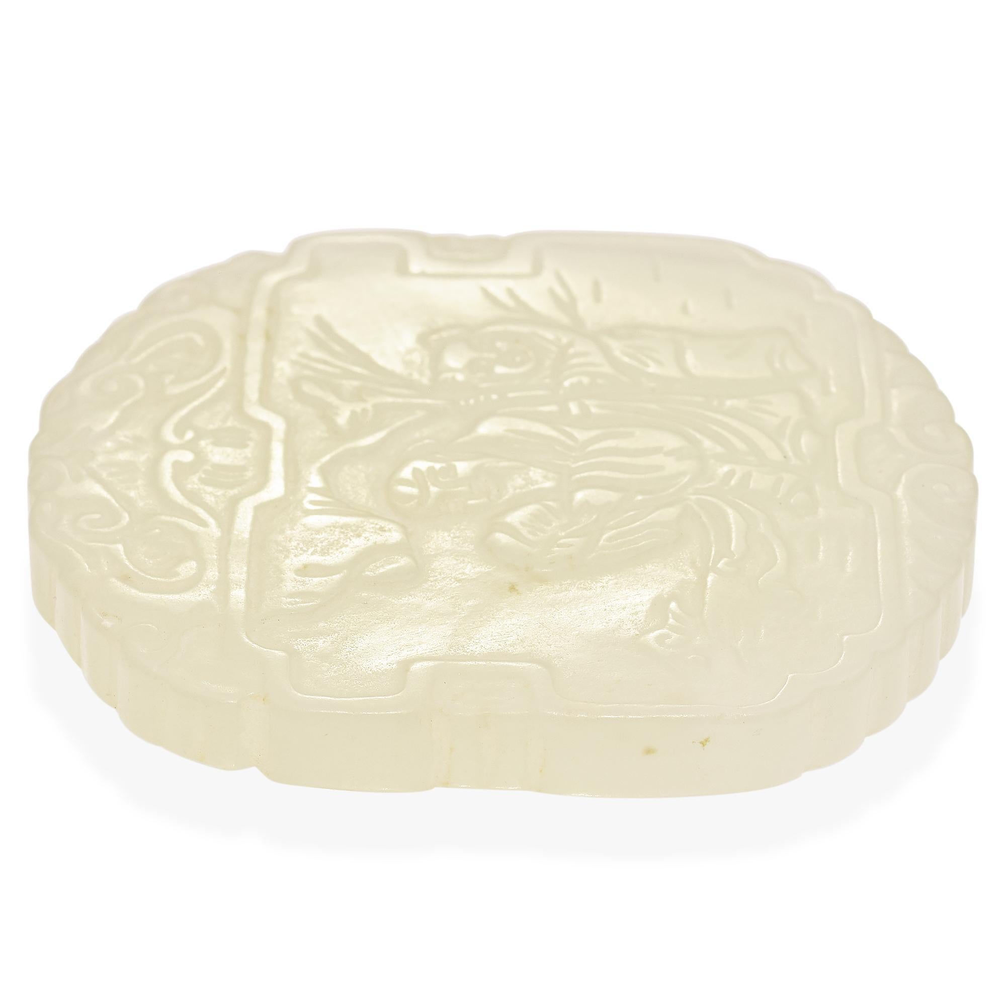 Pendentif réversible ancien Mutton en jade gras sculpté, officiel et attrayant Pour femmes en vente