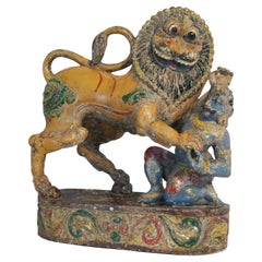 Antiker mythischer Löwe und Jäger, handgeschnitzt und bemalt, Indien, 19. Jahrhundert