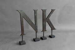 Antike N & K Ladenbuchstaben aus massivem Messing