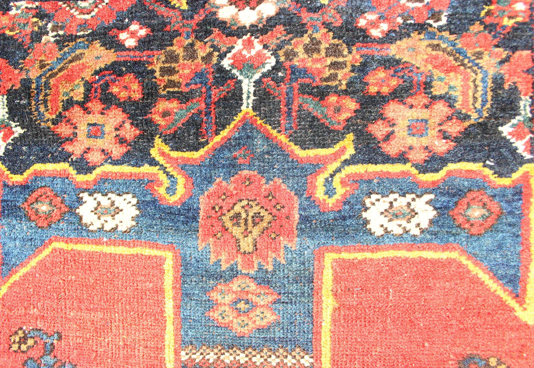Ancien tapis persan du Nord-Ouest avec médaillon et riches tons rouges et bleus  3'6 x 6'5 en vente 2