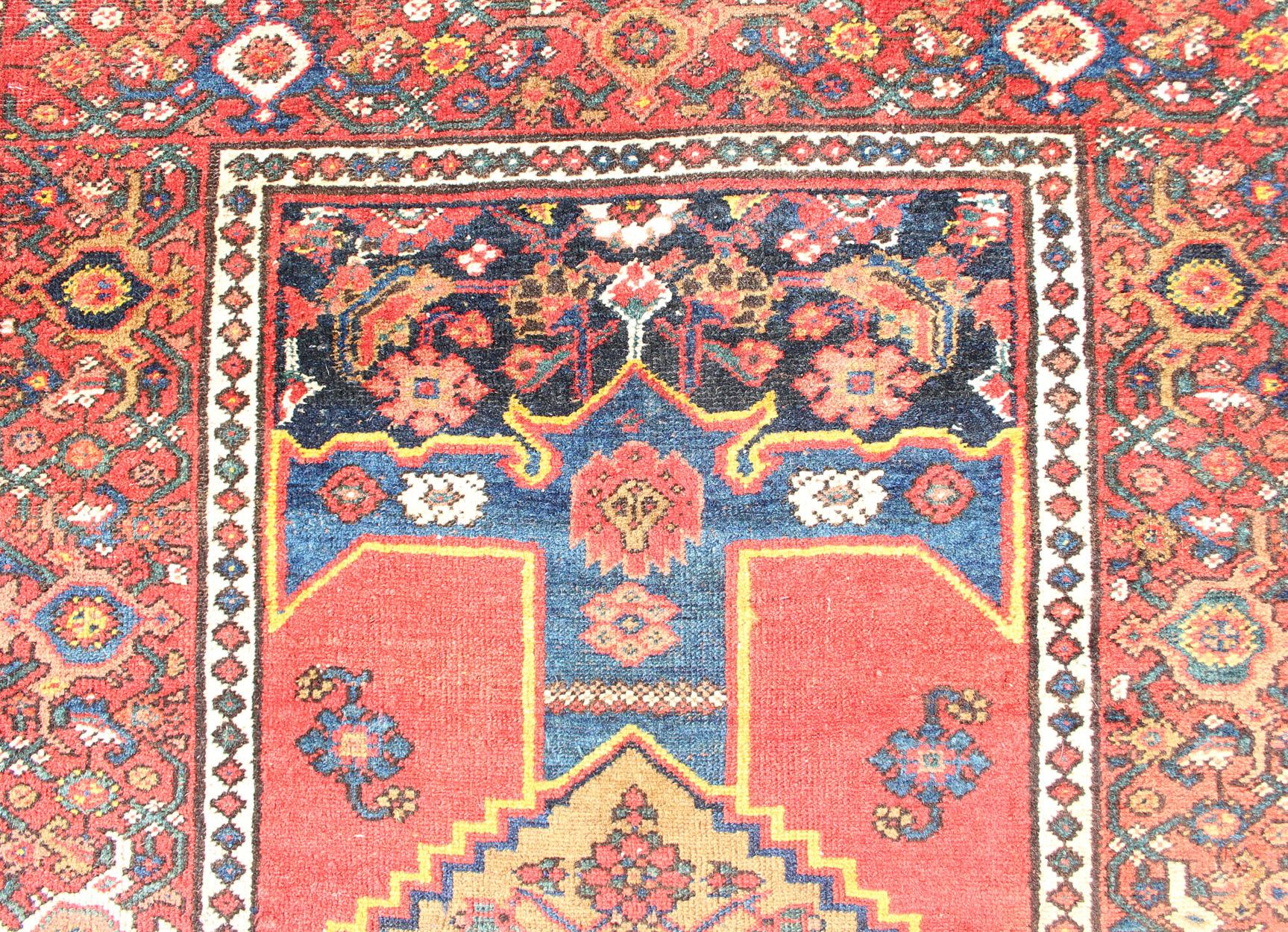 Ancien tapis persan du Nord-Ouest avec médaillon et riches tons rouges et bleus  3'6 x 6'5 en vente 3
