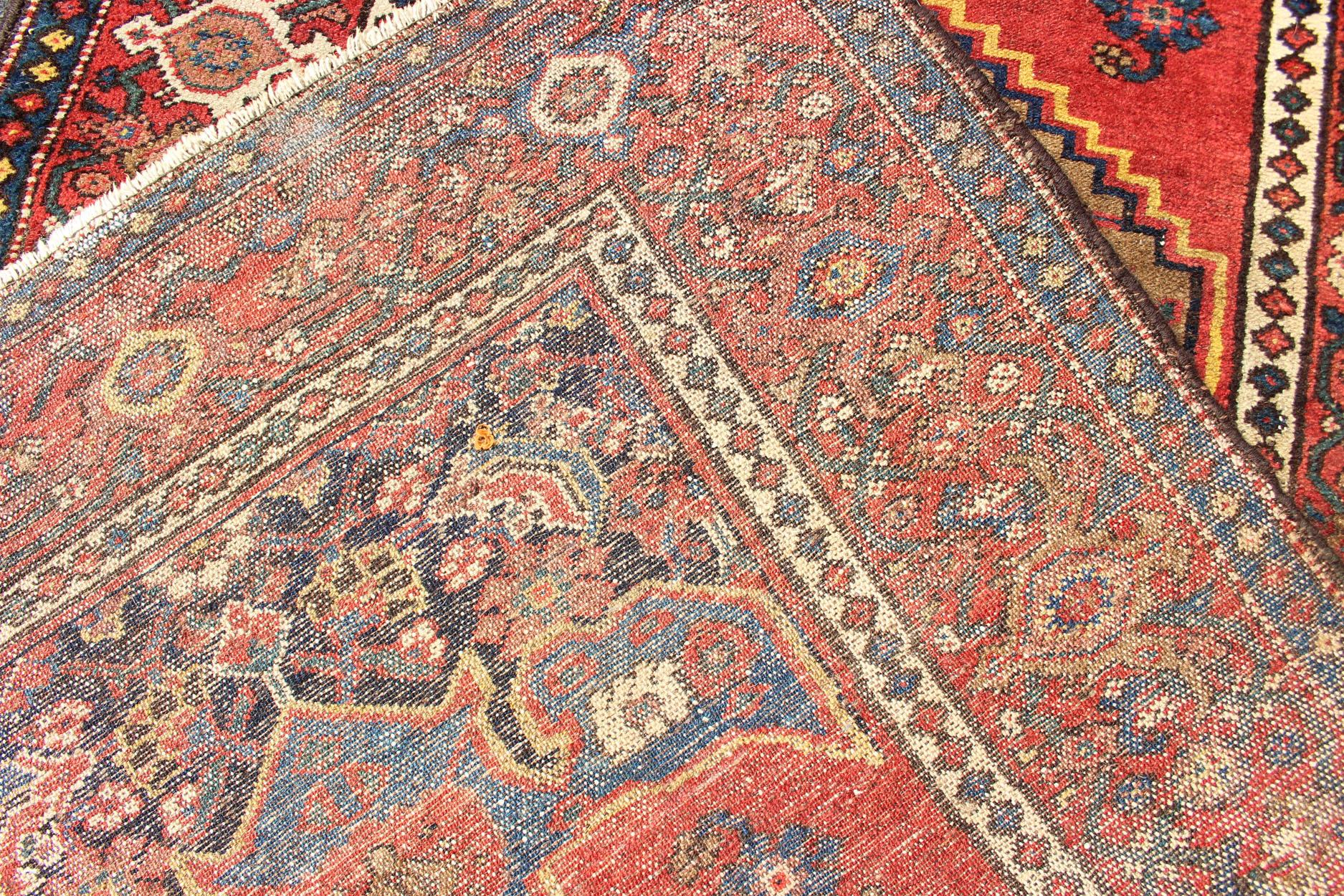 Ancien tapis persan du Nord-Ouest avec médaillon et riches tons rouges et bleus  3'6 x 6'5 en vente 4