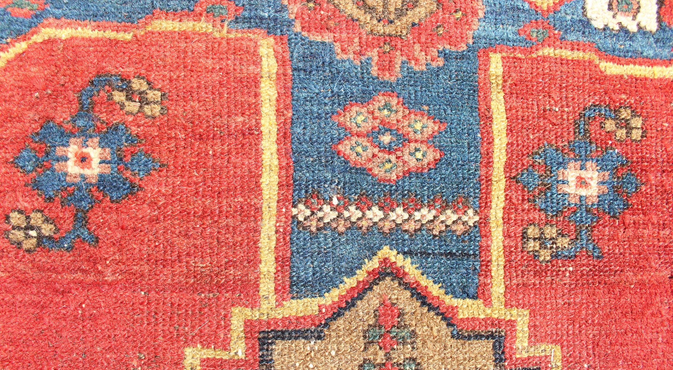 Mesures : 3'6 x 6'5 
Ancien tapis persan du Nord-Ouest avec médaillon et riches tons rouges et bleus  3'6 x 6'5. Keivan Woven Arts/ tapis/R20-0709, pays d'origine / type : Iran / N.W. Perse, vers 1920.
Le médaillon est détaillé de manière complexe