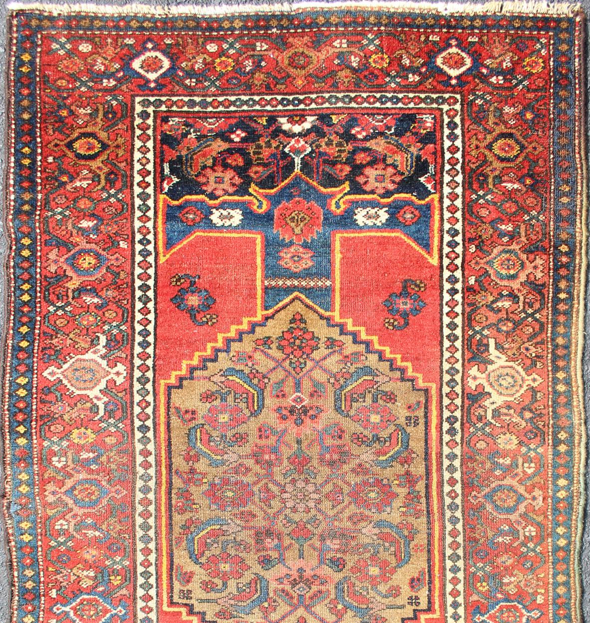 Malayer Ancien tapis persan du Nord-Ouest avec médaillon et riches tons rouges et bleus  3'6 x 6'5 en vente