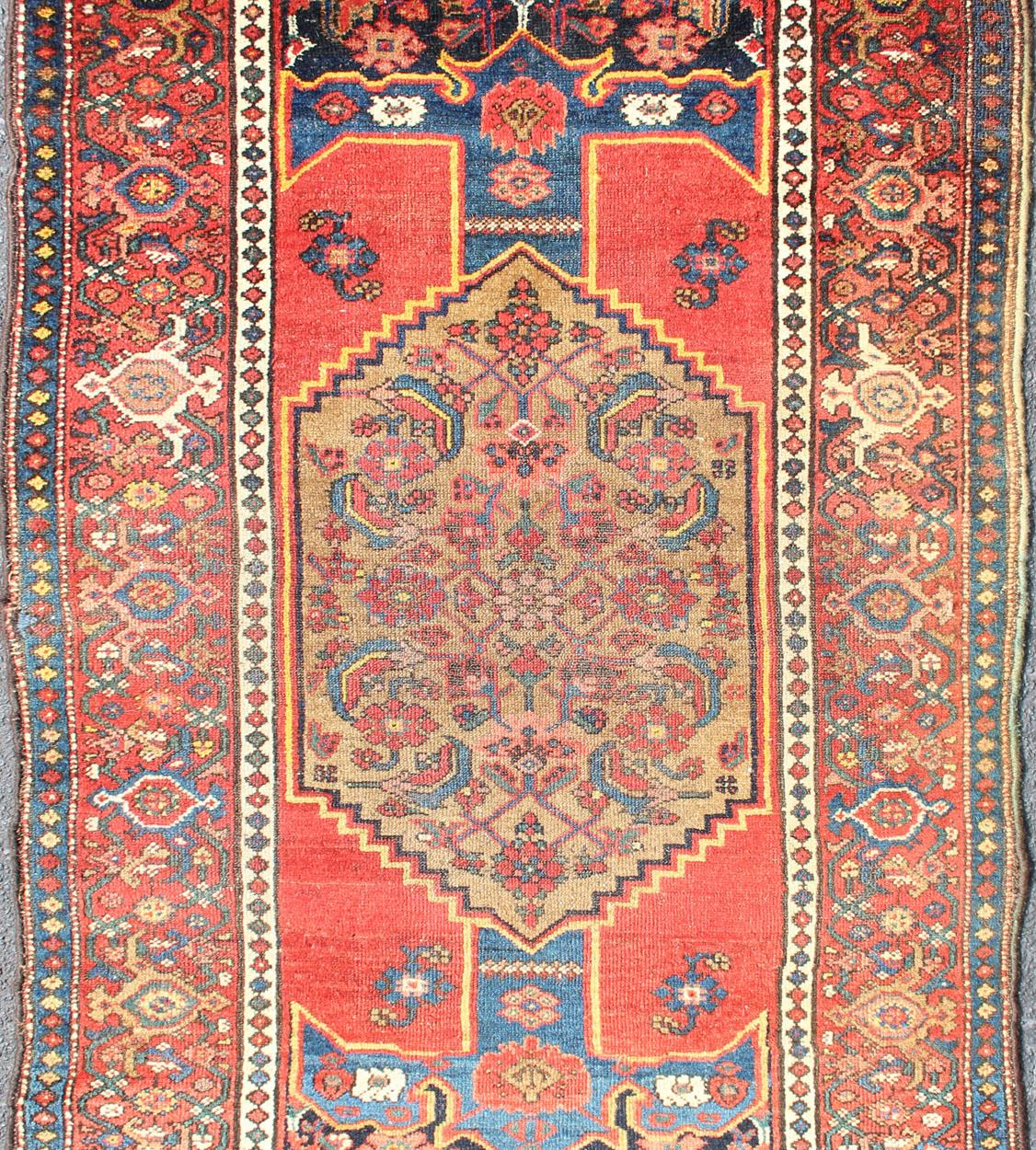Perse Ancien tapis persan du Nord-Ouest avec médaillon et riches tons rouges et bleus  3'6 x 6'5 en vente