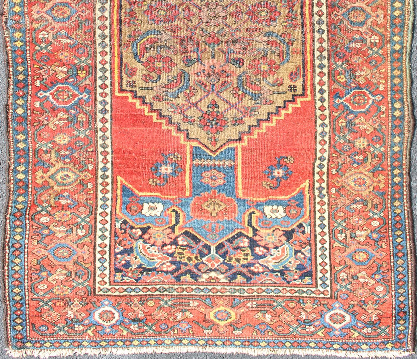 Noué à la main Ancien tapis persan du Nord-Ouest avec médaillon et riches tons rouges et bleus  3'6 x 6'5 en vente