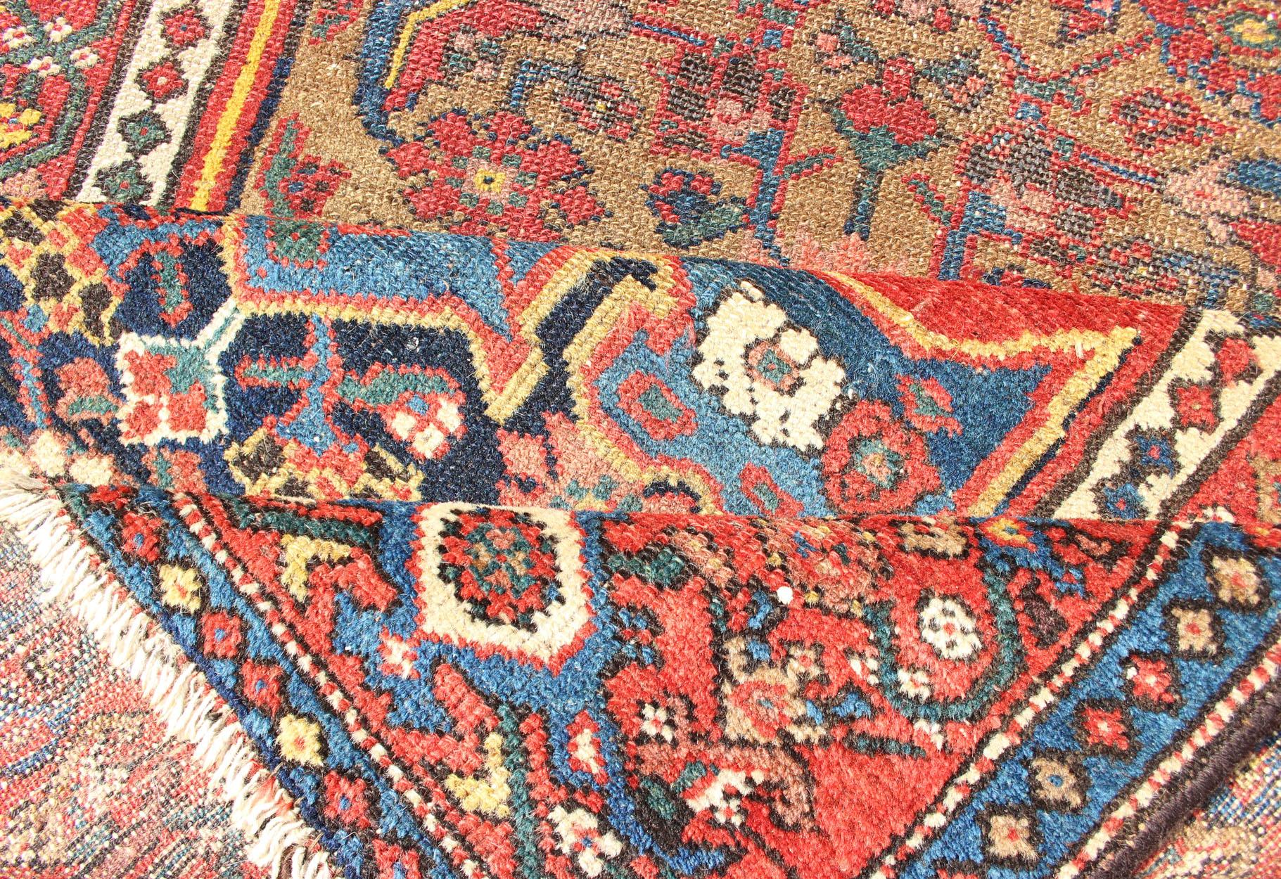 Ancien tapis persan du Nord-Ouest avec médaillon et riches tons rouges et bleus  3'6 x 6'5 Bon état - En vente à Atlanta, GA