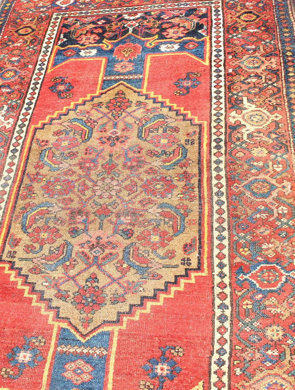 20ième siècle Ancien tapis persan du Nord-Ouest avec médaillon et riches tons rouges et bleus  3'6 x 6'5 en vente