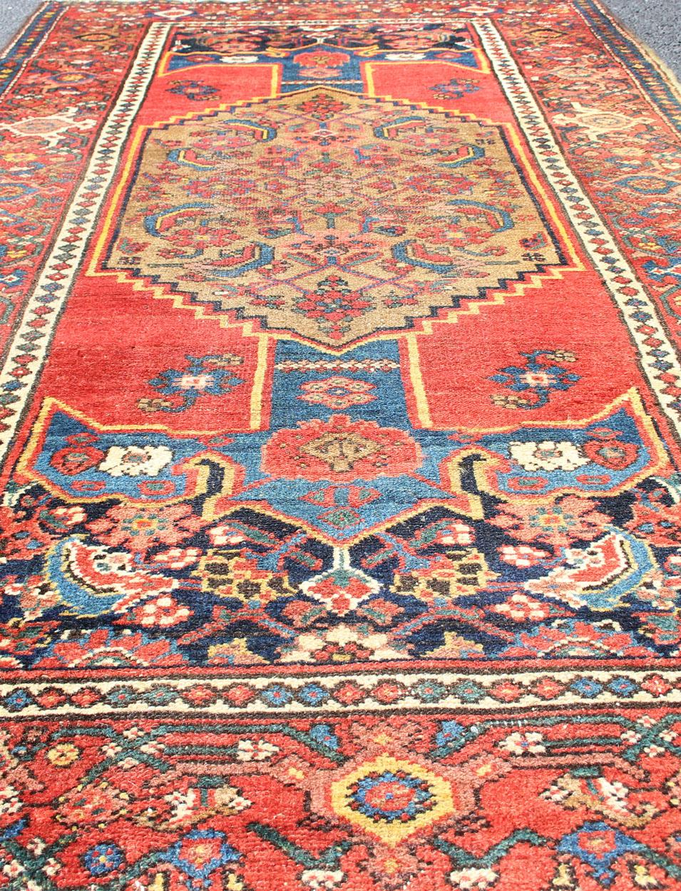 Laine Ancien tapis persan du Nord-Ouest avec médaillon et riches tons rouges et bleus  3'6 x 6'5 en vente