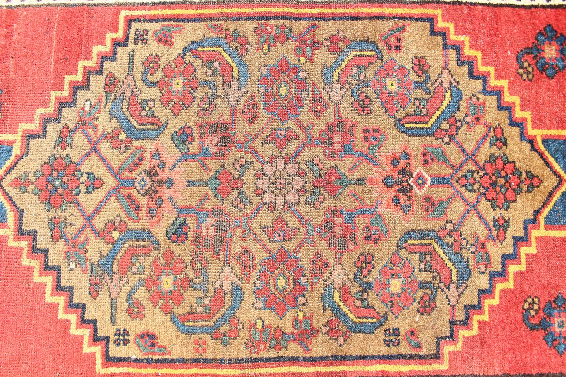 Ancien tapis persan du Nord-Ouest avec médaillon et riches tons rouges et bleus  3'6 x 6'5 en vente 1