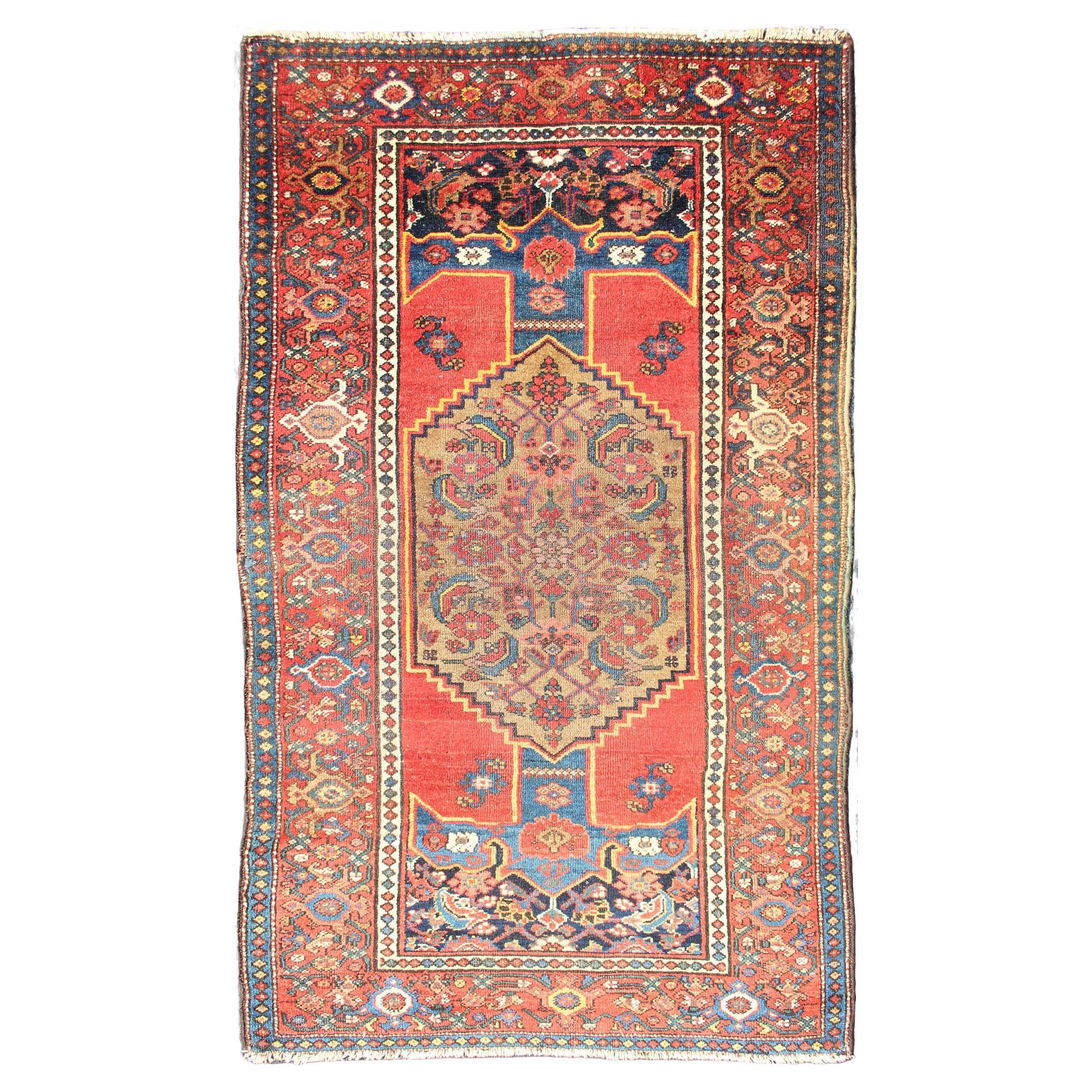 Antiker N. W. Persischer Teppich mit Medaillon und reichen roten und blauen Tönen  3'6 x 6'5