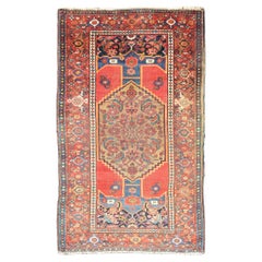 Antigua alfombra persa del Noroeste con medallón y ricos tonos rojos y azules  3'6 x 6'5