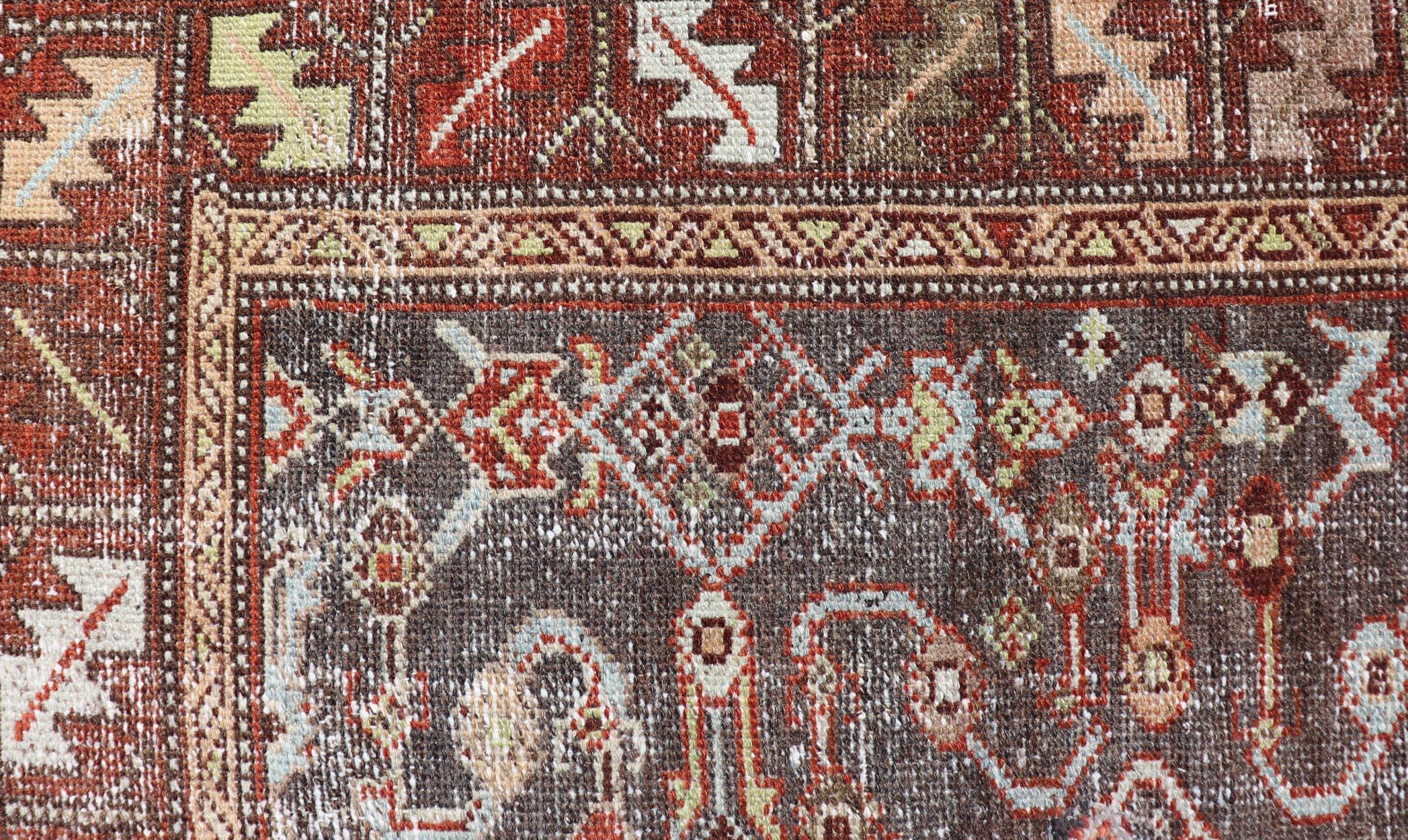 Mesures : 3'1 x 9'10 
Antique N. W. Persian Runner Geometric and Floral Motifs 3'1 x 9'10 .  Keivan Woven Arts / Tapis / EMB-22257 Pays d'origine / type : Perse du Nord-Ouest / Iran

Le tapis présente un champ central captivant orné de motifs