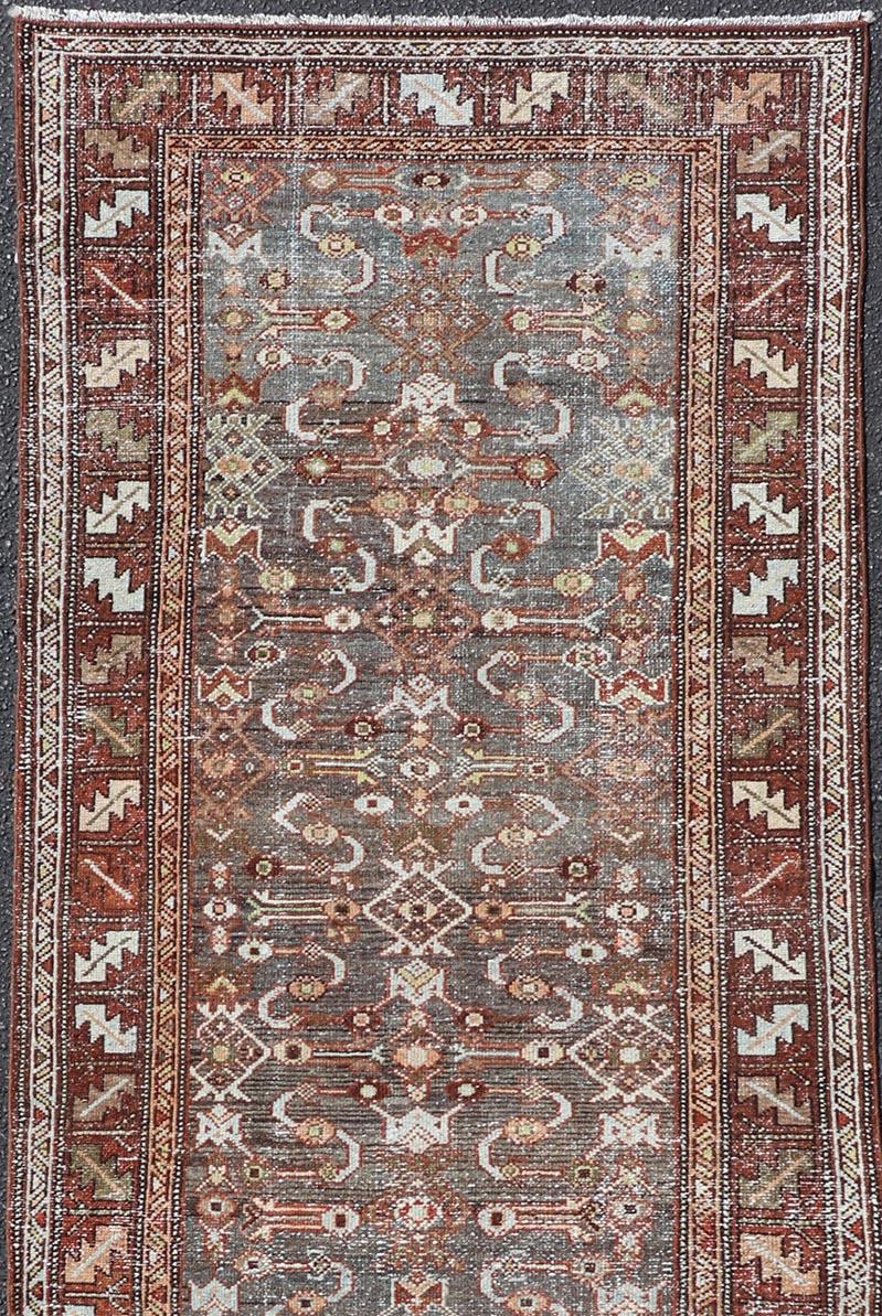 Malayer Ancien tapis de course persan de N.W. Motifs géométriques et floraux 3'1 x 9'10 en vente