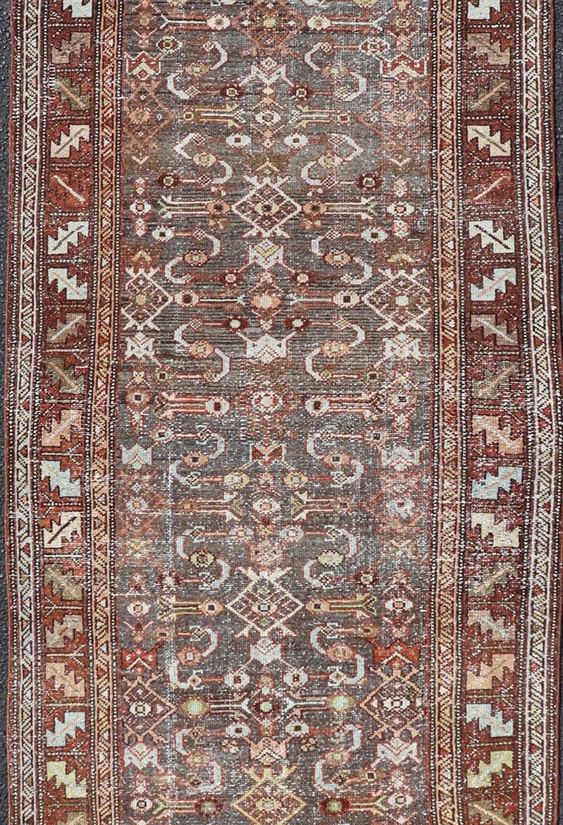 Perse Ancien tapis de course persan de N.W. Motifs géométriques et floraux 3'1 x 9'10 en vente