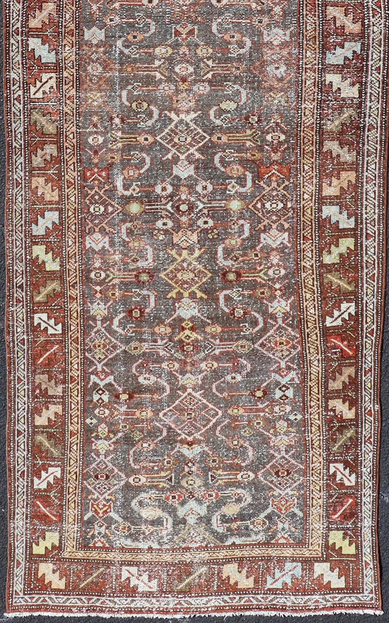 Noué à la main Ancien tapis de course persan de N.W. Motifs géométriques et floraux 3'1 x 9'10 en vente
