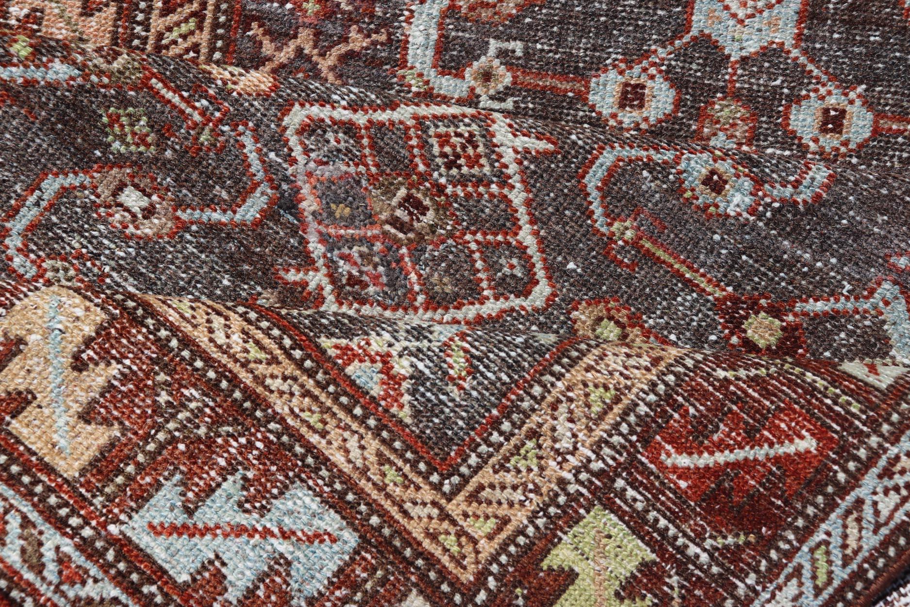 Ancien tapis de course persan de N.W. Motifs géométriques et floraux 3'1 x 9'10 Bon état - En vente à Atlanta, GA