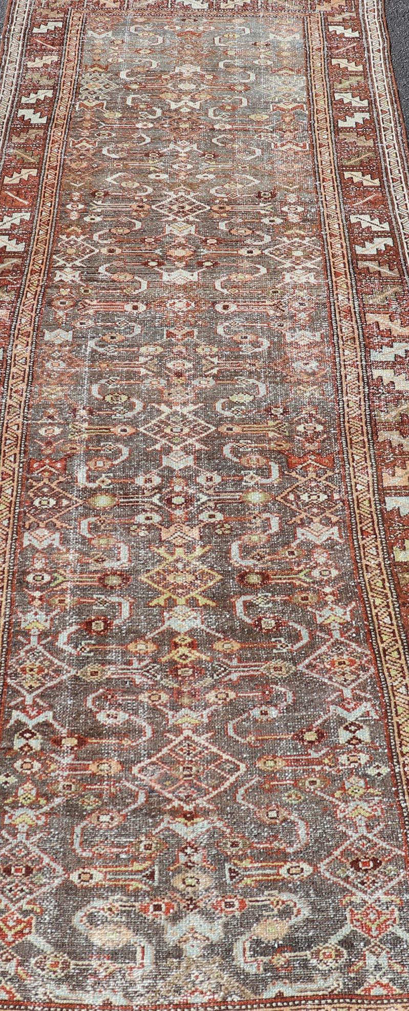 20ième siècle Ancien tapis de course persan de N.W. Motifs géométriques et floraux 3'1 x 9'10 en vente