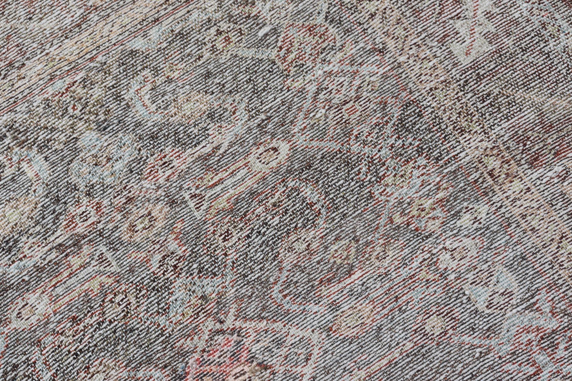 Ancien tapis de course persan de N.W. Motifs géométriques et floraux 3'1 x 9'10 en vente 1