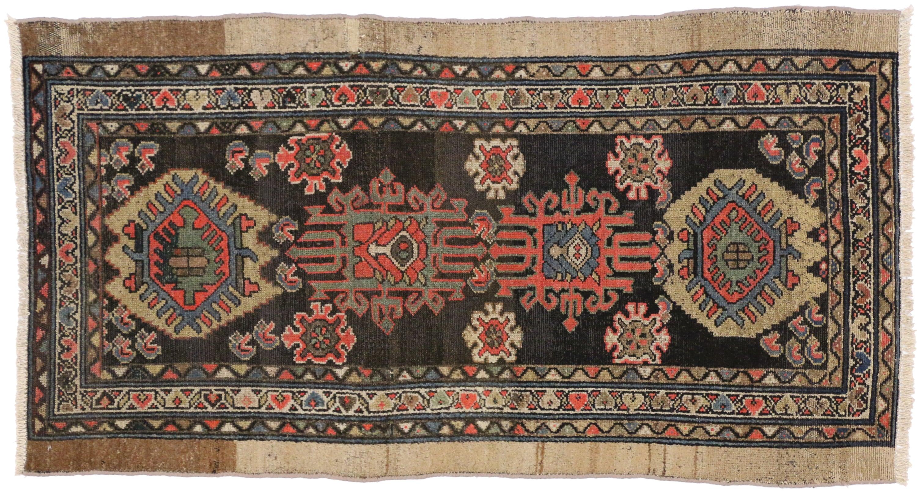 72610, alfombra de acento antigua Nahavand Hamadan de estilo tribal, pequeño corredor. Lo tradicional se une a lo bohemio en este impresionante artefacto de tejido persa. De estilo tribal y rústico, esta alfombra antigua Nahavand Hamadan es el