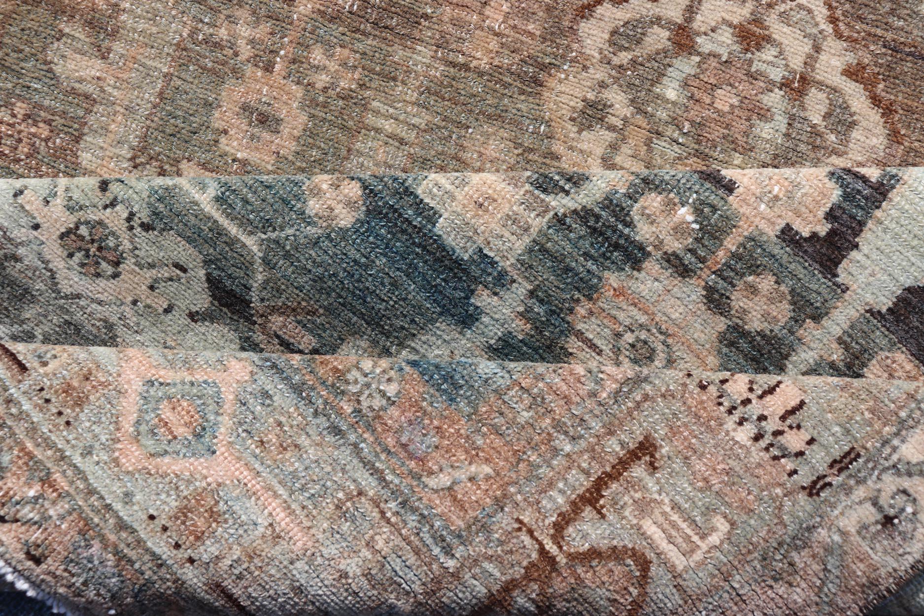 Antiker Nahavand-Teppich mit All-Over-sub-Geometrischem Design in gedämpften Farben im Angebot 2