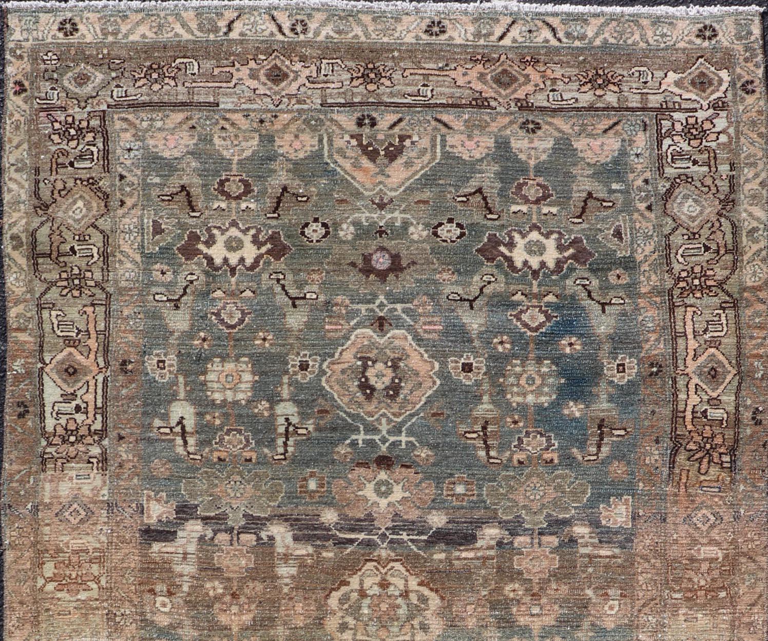 Antiker Nahavand-Teppich mit All-Over-sub-Geometrischem Design in gedämpften Farben (Persisch) im Angebot