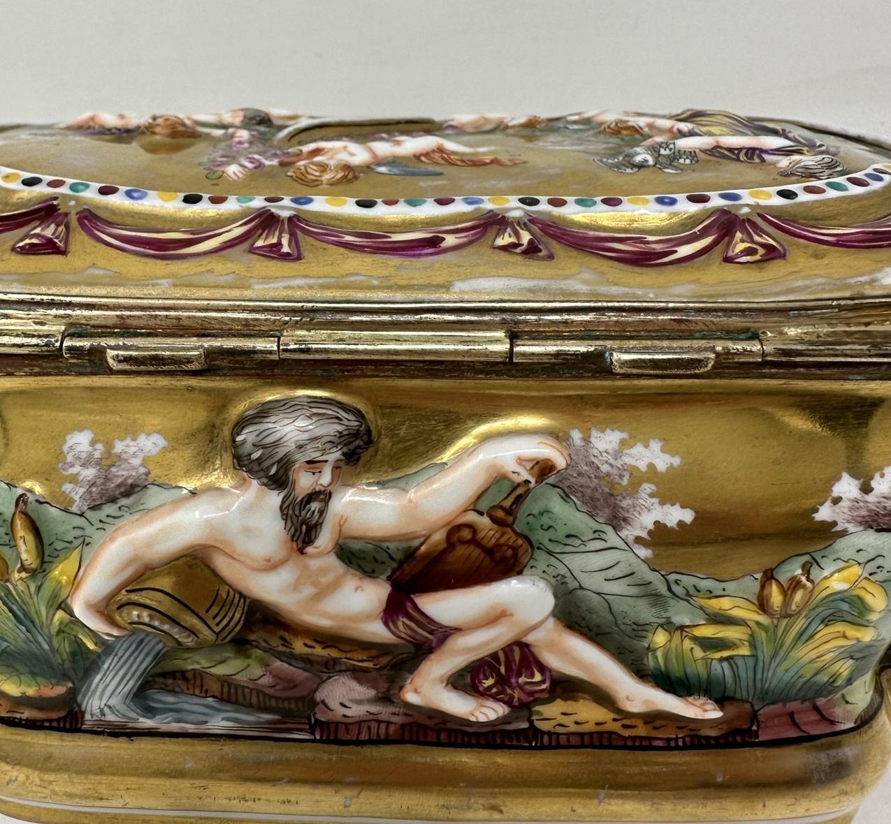 Antique Naples Capodimonte Porcelain Gilt Mounted Jewlery Dresser or Trinket Box In Good Condition In Dublin, Ireland