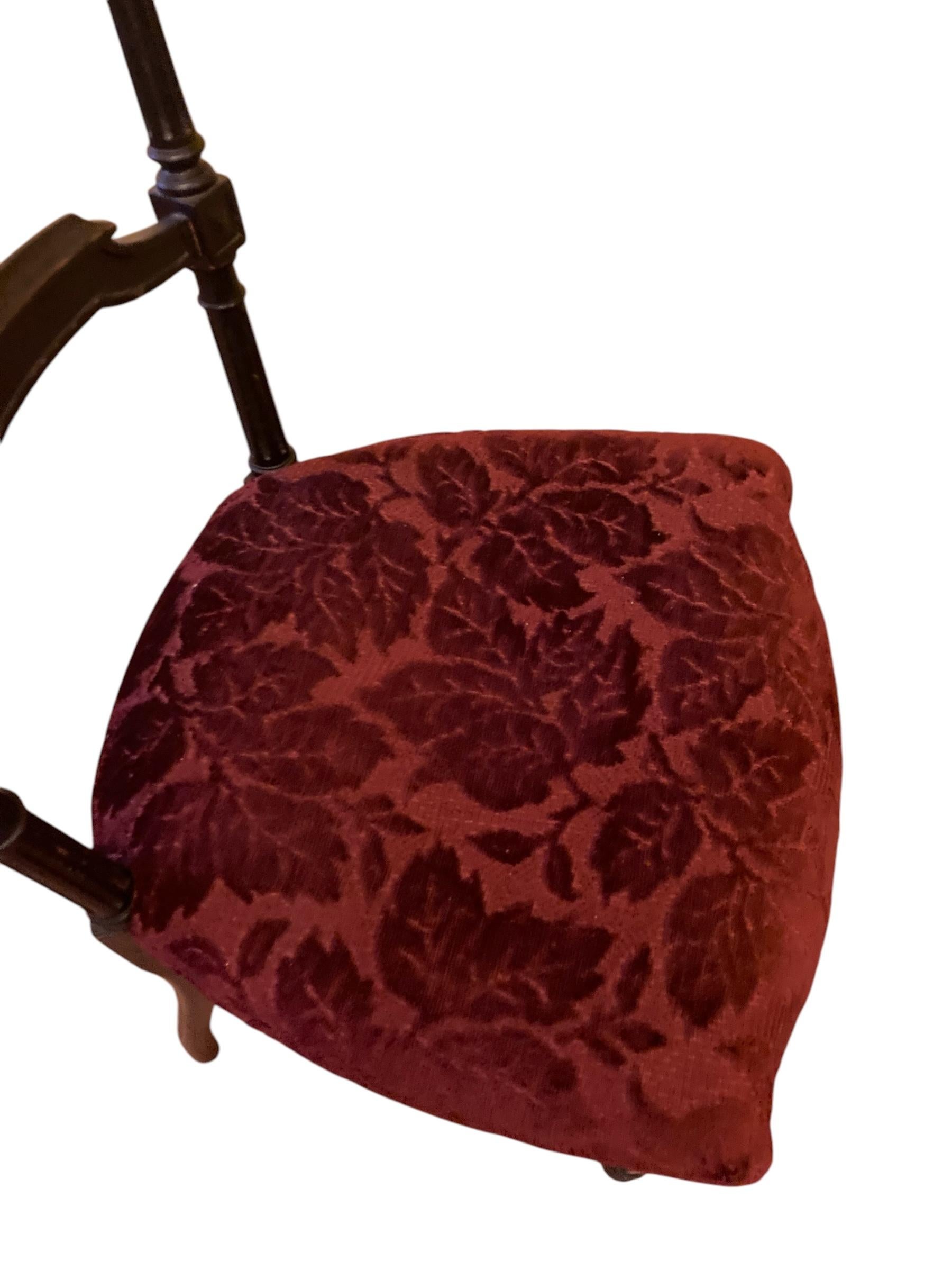 Chaise d'appoint Napolean III ancienne, tapisserie en velours rouge bordeaux en vente 3
