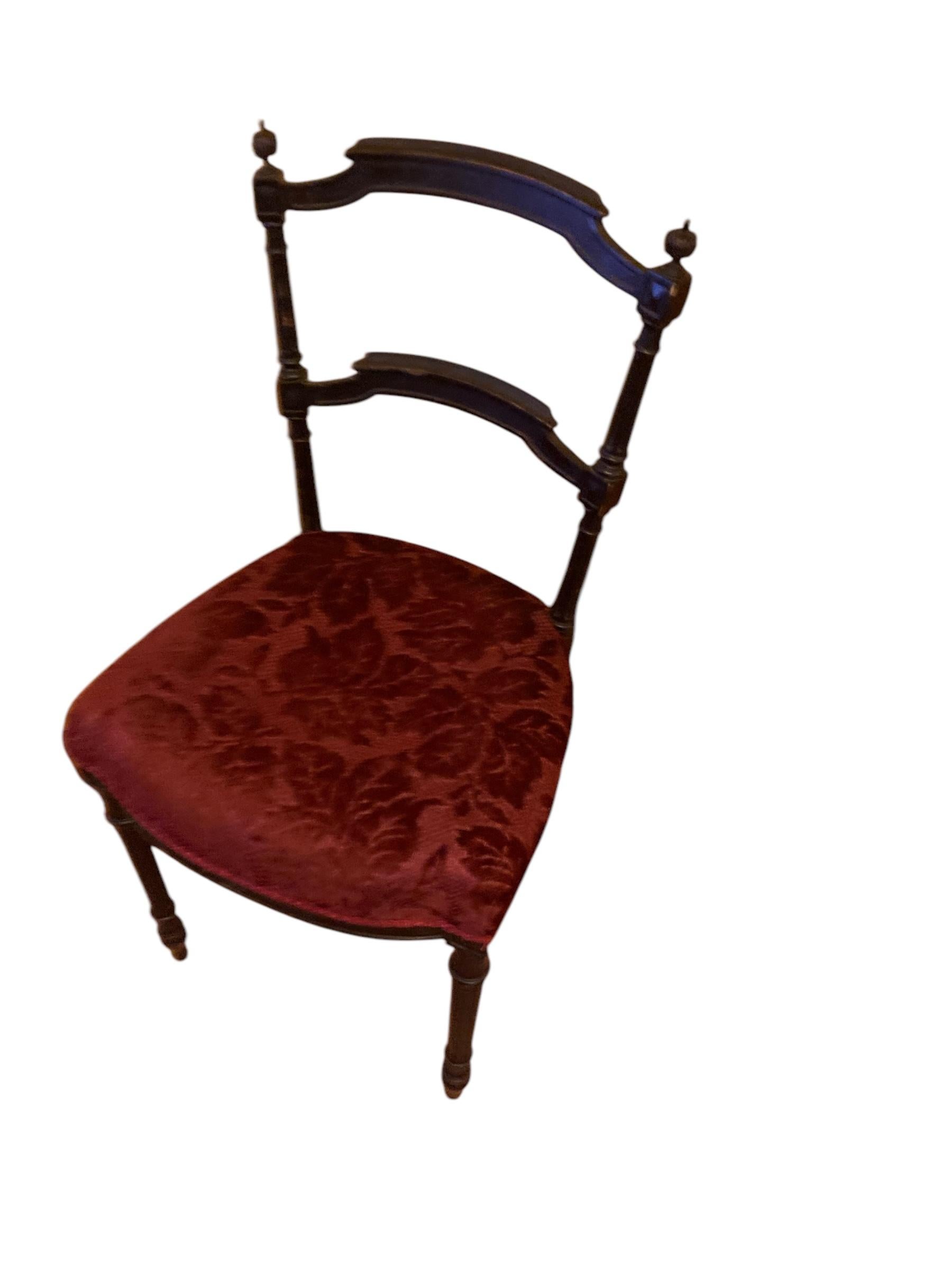 Ancienne chaise d'appoint Napoléon III, tapisserie en velours rouge Burgungy avec bois ébonisé contrasté, pieds Marlborough à l'avant, assise à motif floral. Robuste, cette chaise ancienne est une véritable pièce de converstion avec son âge et son