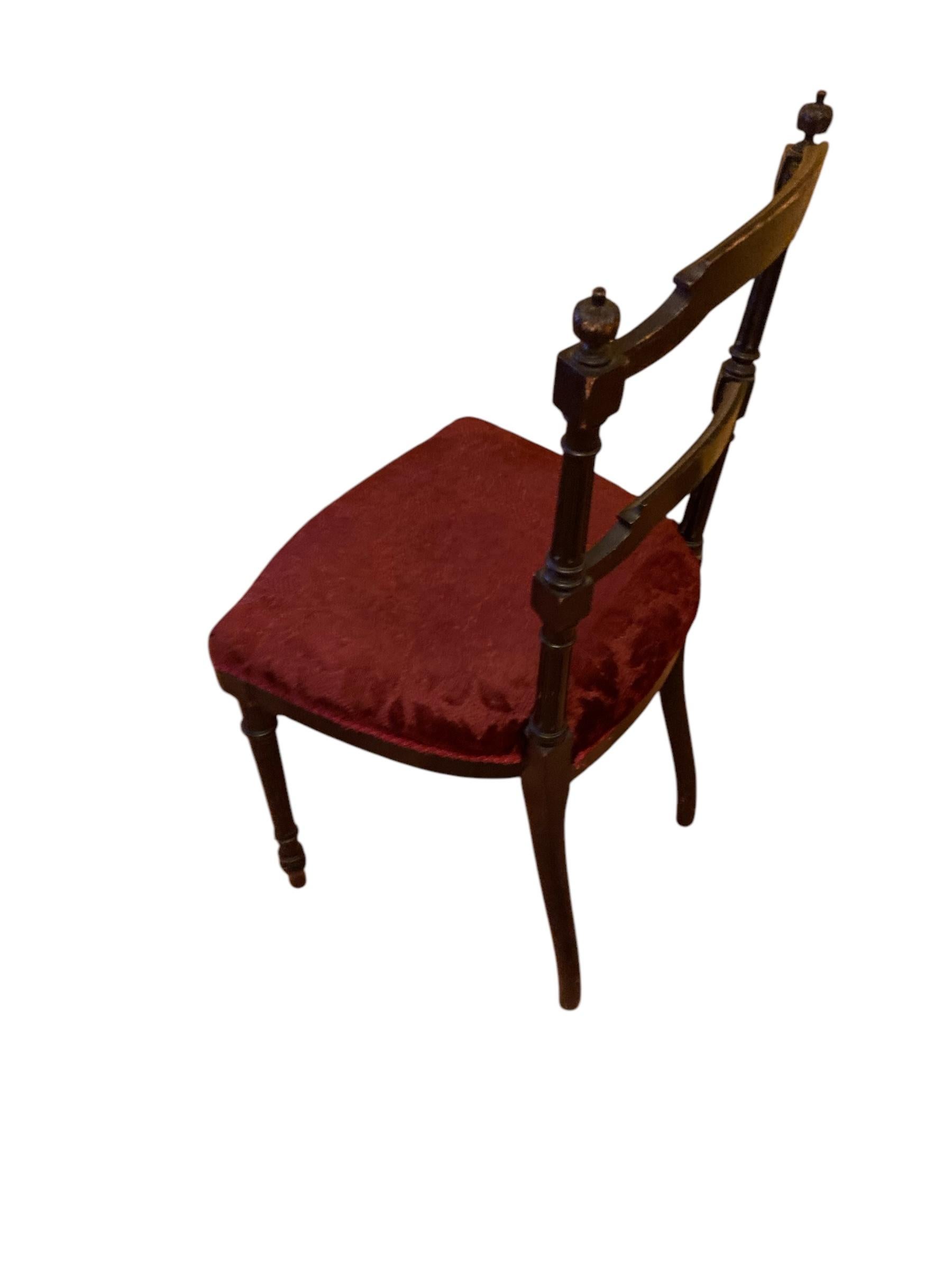 Bois Chaise d'appoint Napolean III ancienne, tapisserie en velours rouge bordeaux en vente