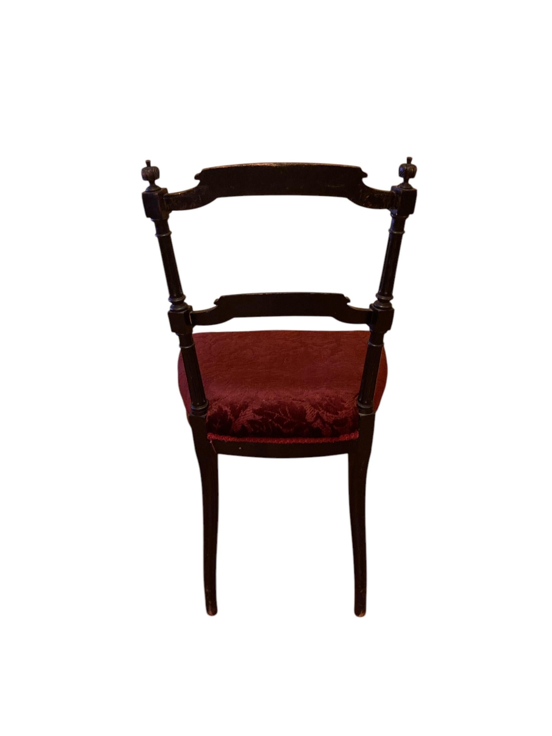 Chaise d'appoint Napolean III ancienne, tapisserie en velours rouge bordeaux en vente 1