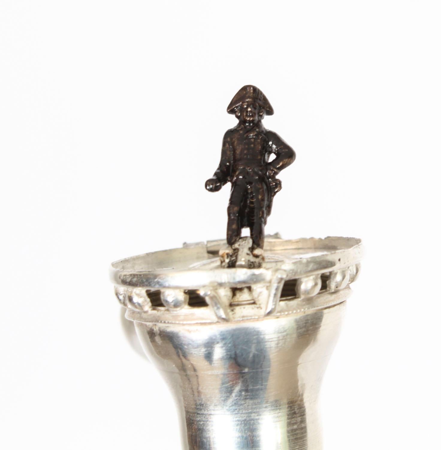 Il s'agit d'une magnifique canne ancienne de gentleman Napoléon Bonaparte à pommeau en métal argenté et ébonite, datant d'environ 1840.

Cette canne fantaisie reflète les guerres napoléoniennes et le culte de Napoléon Bonaparte. Le pommeau présente