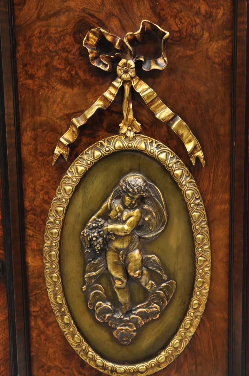 Ancienne armoire à 2 portes en ronce de noyer Napoléon III avec plaques de bronze en vente 3