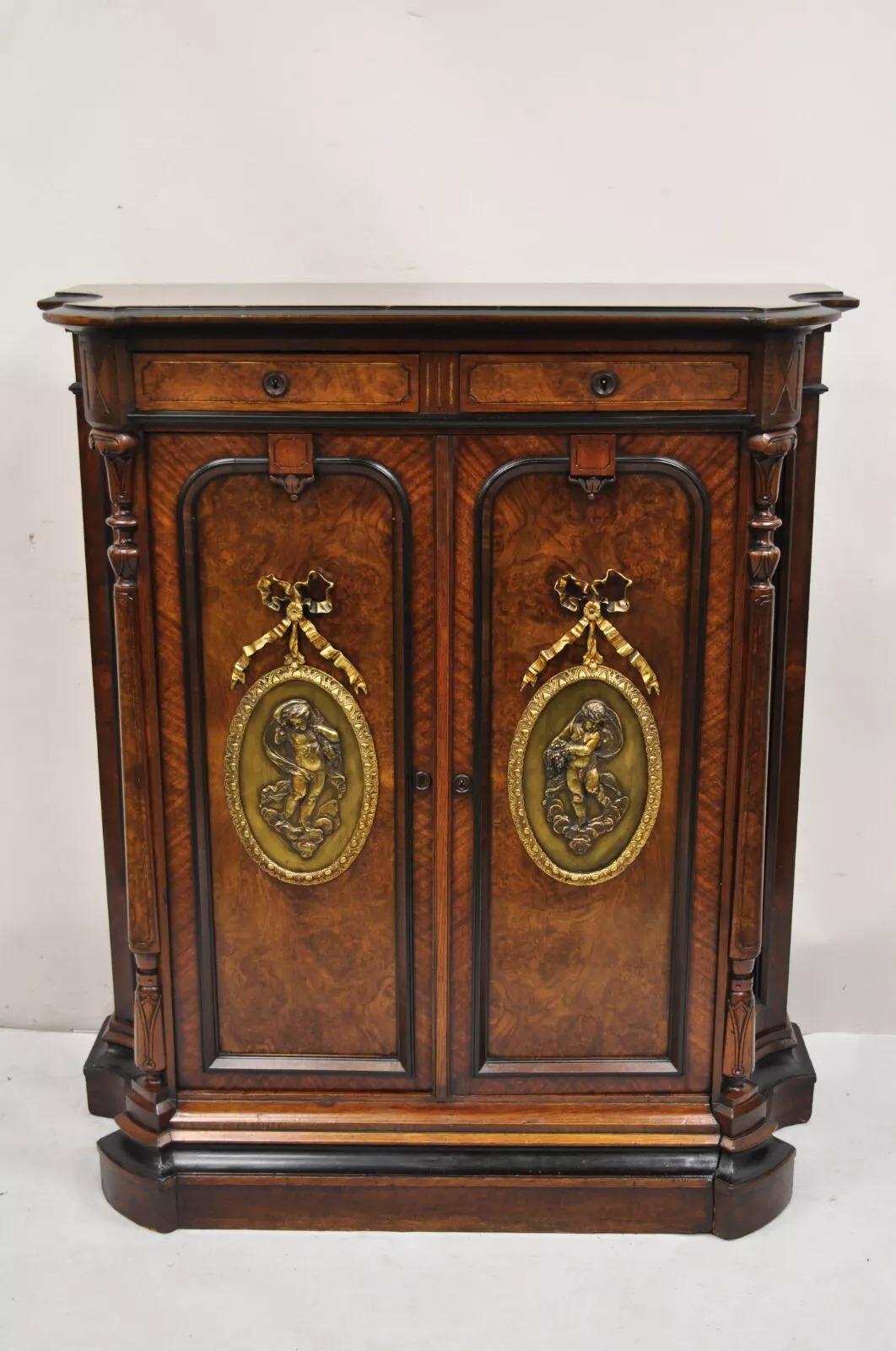 Ancienne armoire à 2 portes en ronce de noyer Napoléon III avec plaques de bronze en vente 5