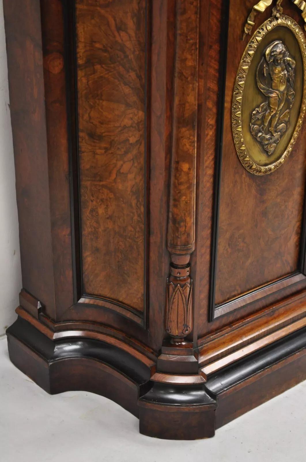 Ancienne armoire à 2 portes en ronce de noyer Napoléon III avec plaques de bronze en vente 6