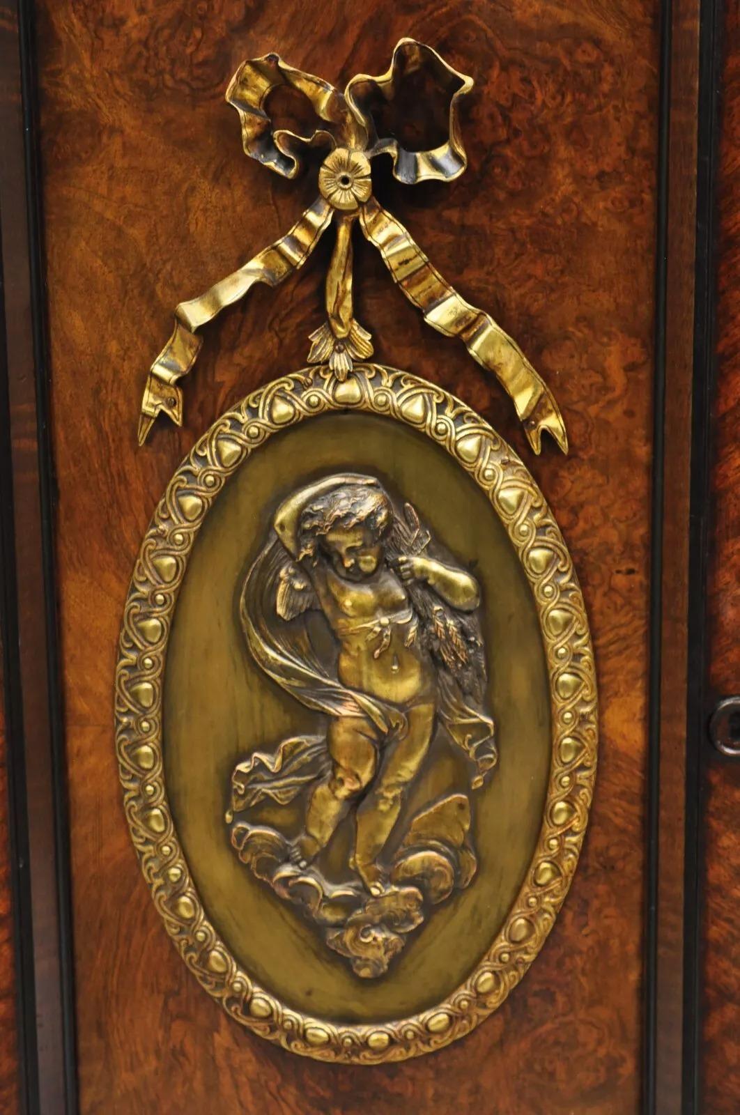 Ancienne armoire à 2 portes en ronce de noyer Napoléon III avec plaques de bronze en vente 7