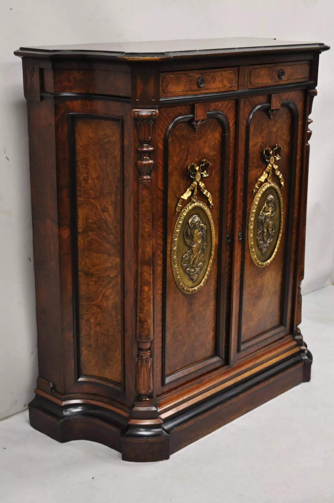 Ancienne armoire à 2 portes en ronce de noyer Victorien / Napoléon III avec plaques de bronze. Ce meuble comporte 2 tiroirs à queue d'aronde (sans clé, non verrouillés), un élégant corps en serpentin, 2 portes battantes (sans clé, non verrouillées),