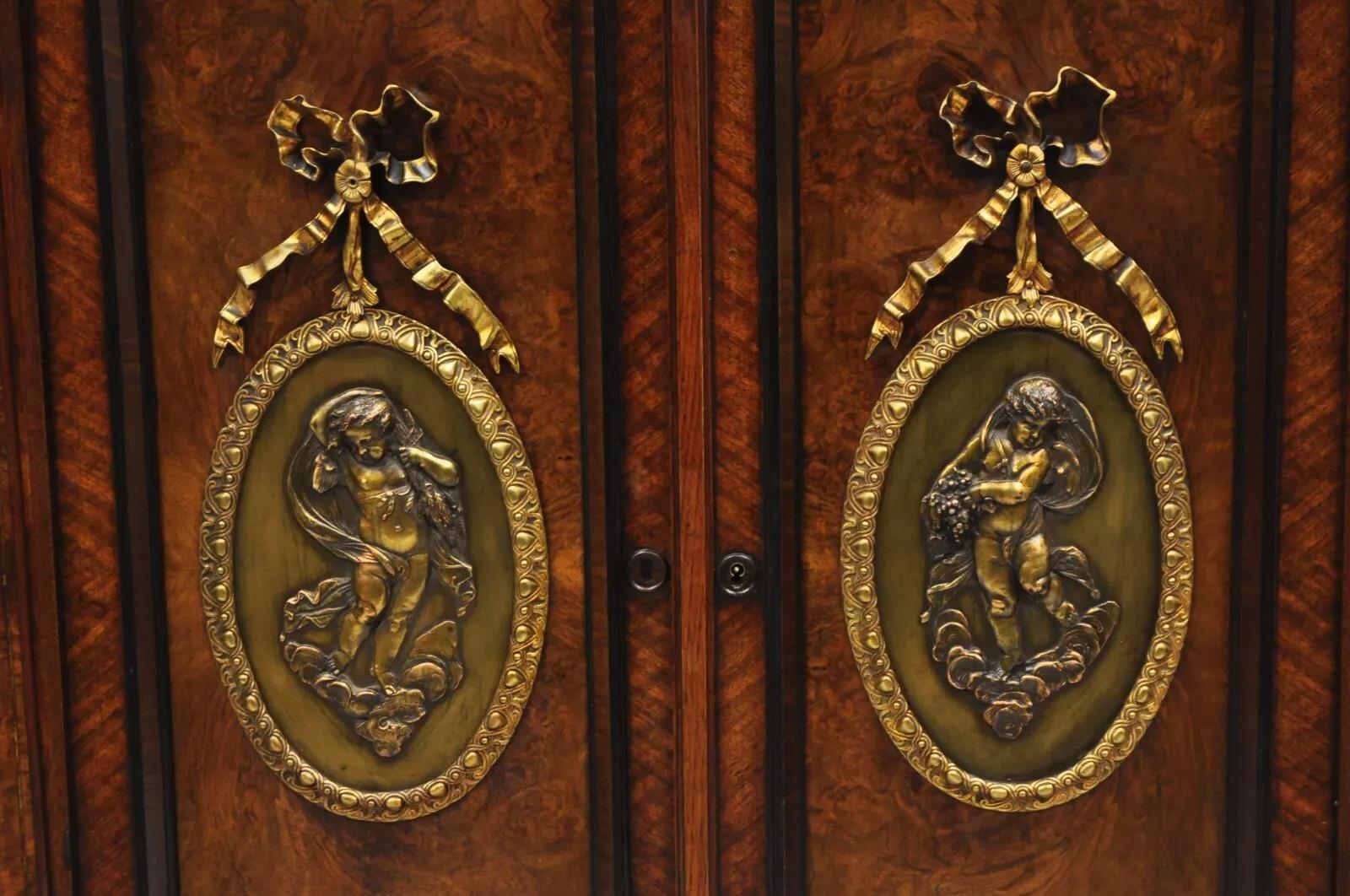Victorien Ancienne armoire à 2 portes en ronce de noyer Napoléon III avec plaques de bronze en vente